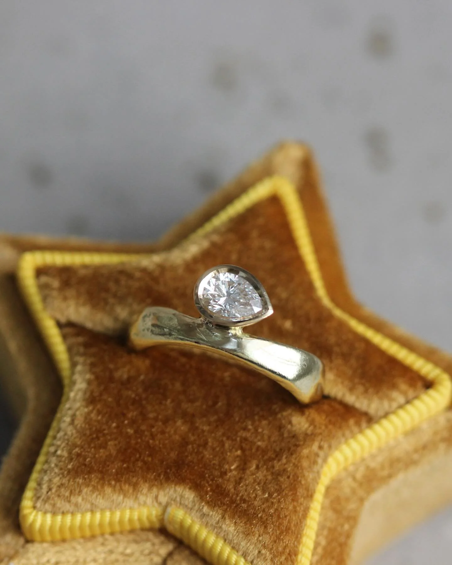 Guys LOOOOOOK at this Wandering Diamond Pear ring 😭😭😭 Loved making this one with a chunkier band - obsessed 🥹 And such a lovely email 😭😭😭😭😭😭😭

Cant wait to start all the new bespoke pieces in 2026!!! ✨✨✨✨✨✨