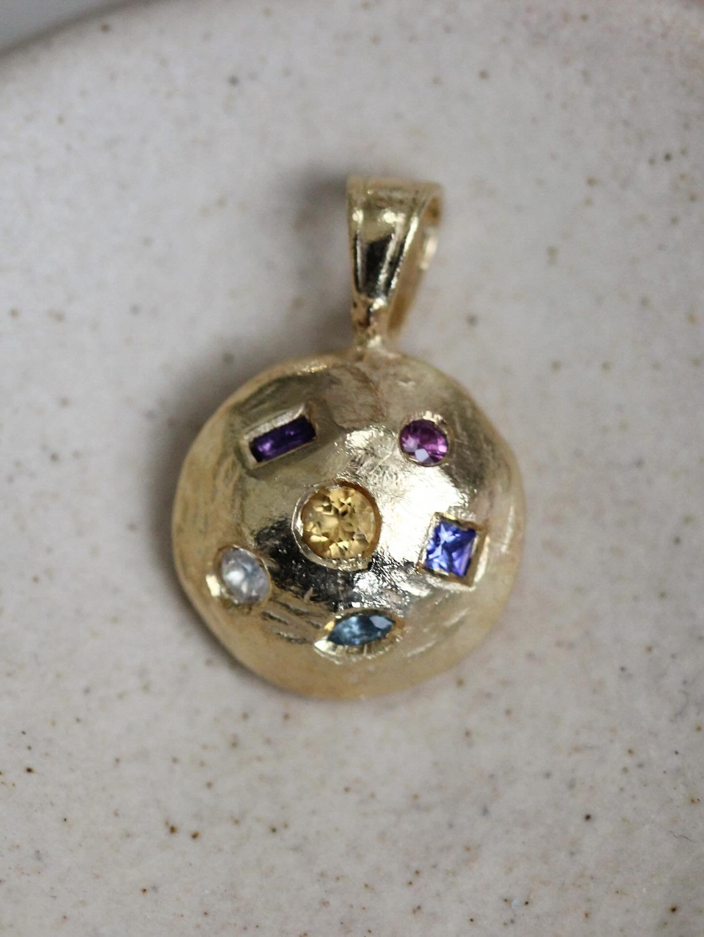 Another bespoke piece I am delighted to share ✨ A birthday pendant where each gemstone represents one of the wearers closest friends 🥹 

Friendship is EVERYTHING and this piece is something so special ✨ 👯&zwj;♀️👯&zwj;♀️👯&zwj;♀️ ✨