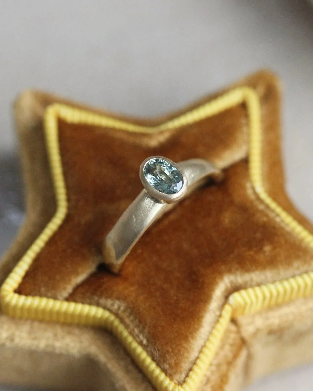 Eeeeeeeek hellllllo beautiful green sapphire 🥹 I am IN LOVE with this latest bespoke piece for one lovely couple, set with a north to south oval on an 18ct matte Wave Ring ✨

LOVE 💘