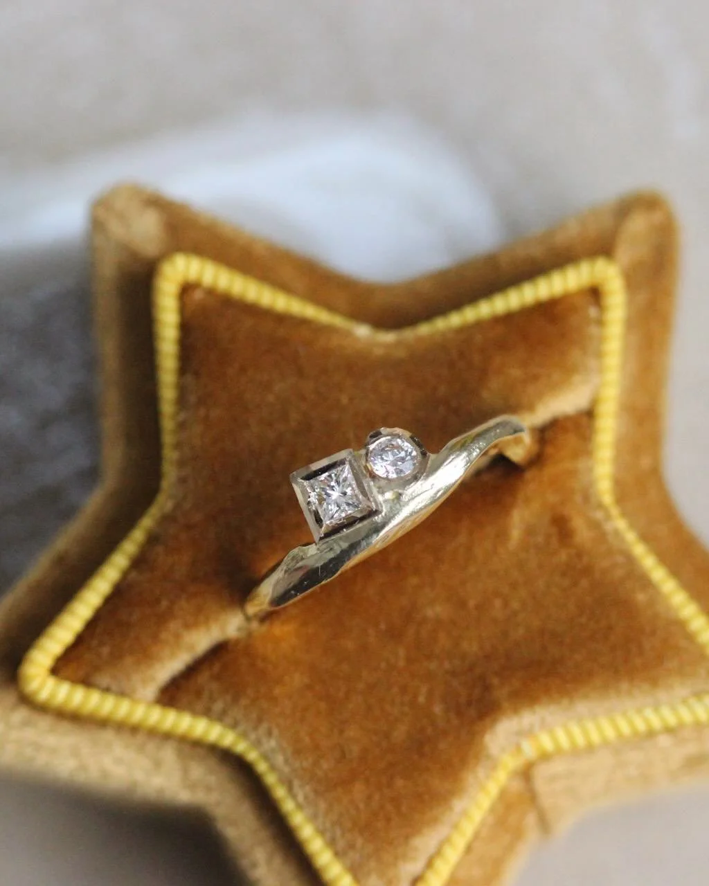 Recent bespoke ✨ An 18ct Mini Moi et Toi headed out recently 🫶 Look at those little sparklers 💎🥹