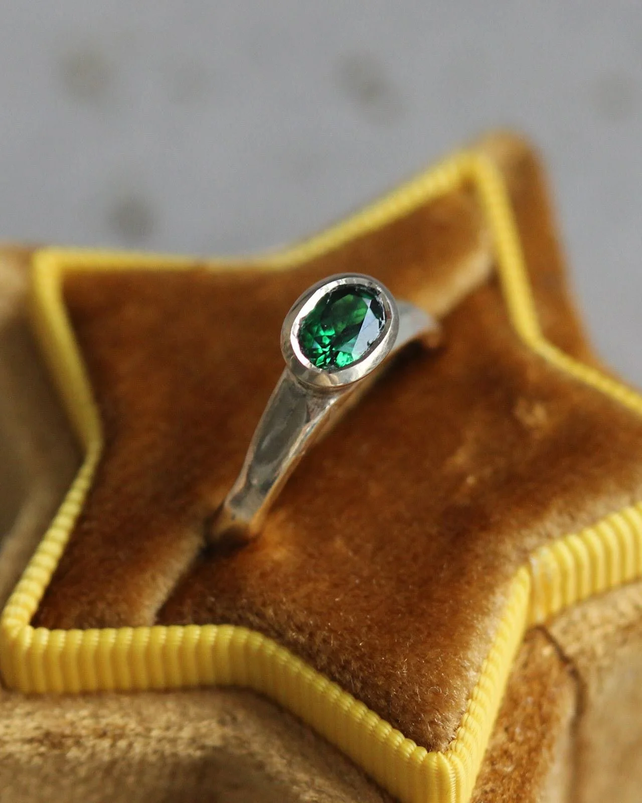 Recent bespoke beauty ✨ Gold Wave solitaire set with one delicious green tsavorite 💚 ✨