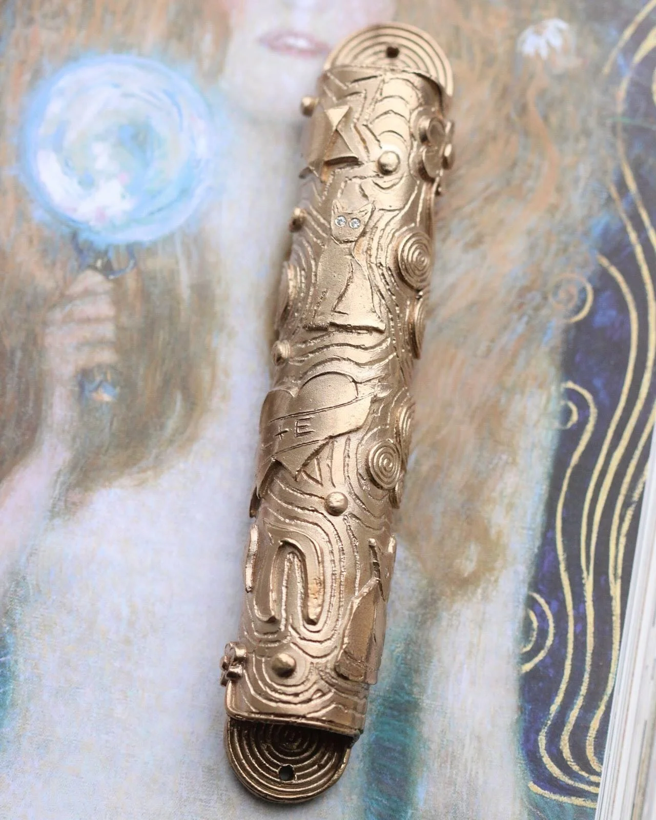 A bespoke mezzuzah for Leanne for her birthday 💘 

I loved designing and making this SO much. I wanted the design to encompass all of Leanne&rsquo;s loves ✨  Her cats with crystal eyes inspired by Victorian jewellery, a traditional heart tattoo with