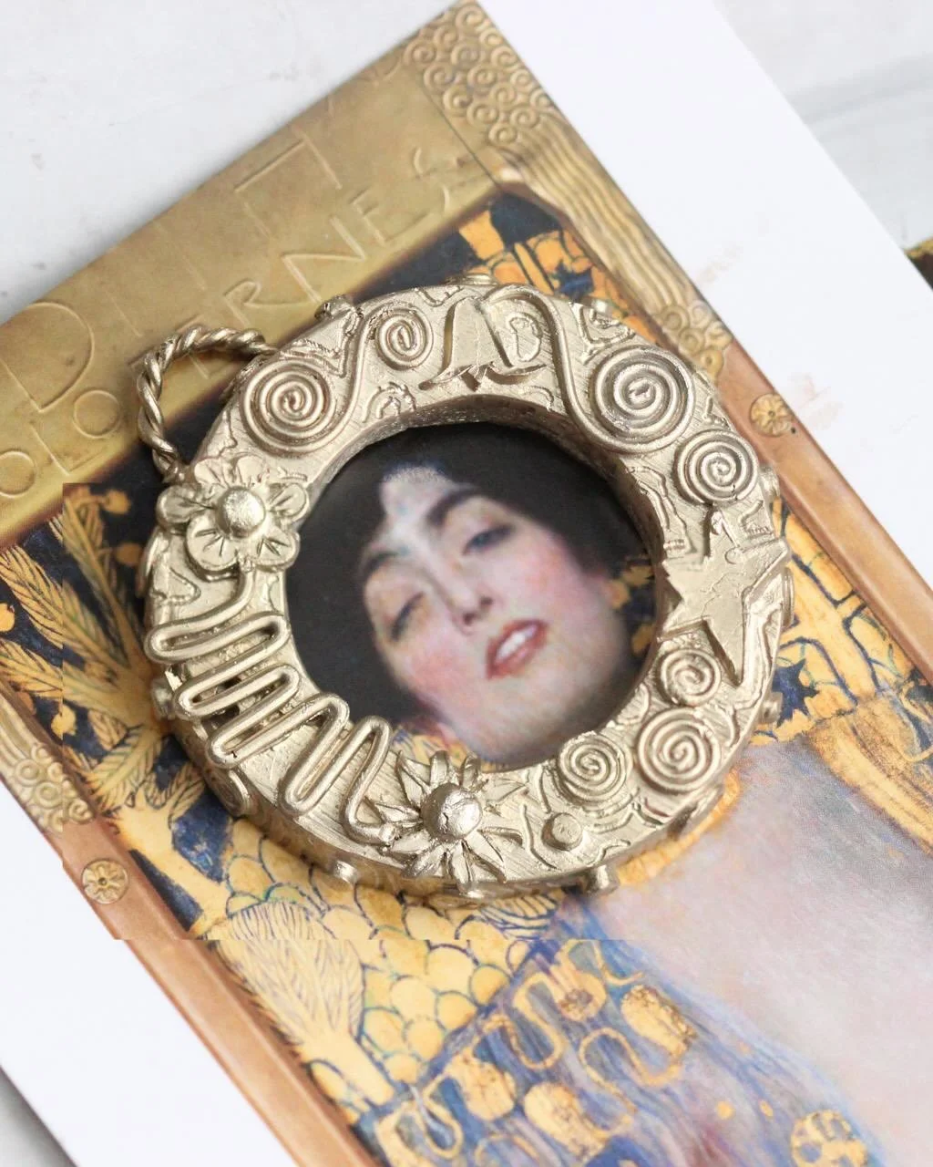 First play around with photo frame / mini mirror ideas ✨

Was hesitant to bother posting such an early stage as so many more ideas to come and SO much refinement needed&hellip; but thought why not take you on the journey! ✈️