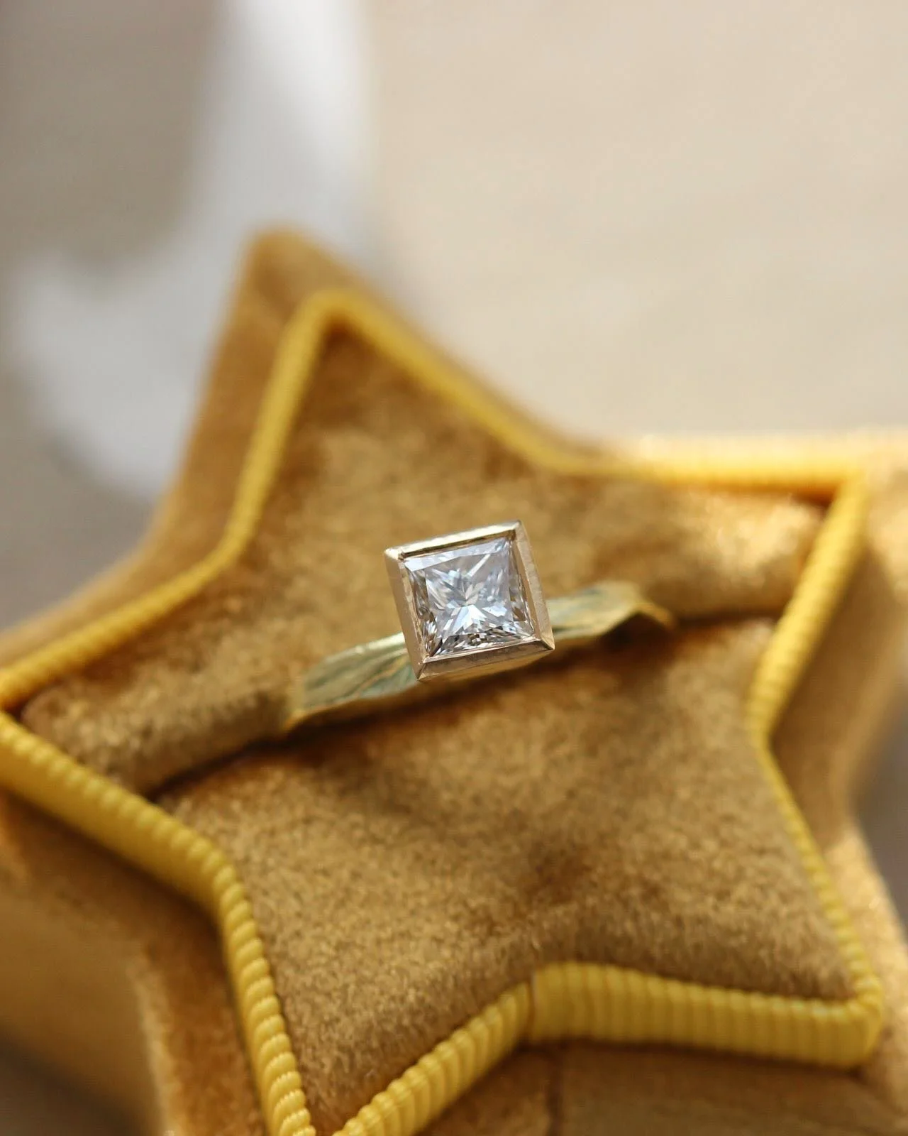 Another one I have been so excited to share - this gorge Princess cut Vincent ring ✨💗💍 and another scenic proposal 👌 

Love love LOVE 💘