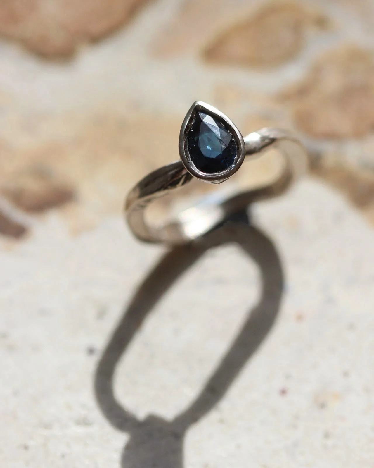 Nothing like coming back from a holiday to two customer proposal emails 🥹🥹🥹🥹 A bit of a different one here with the Vincent Ring in white gold with a dark pear sapphire 🥹💗✨💍🌟