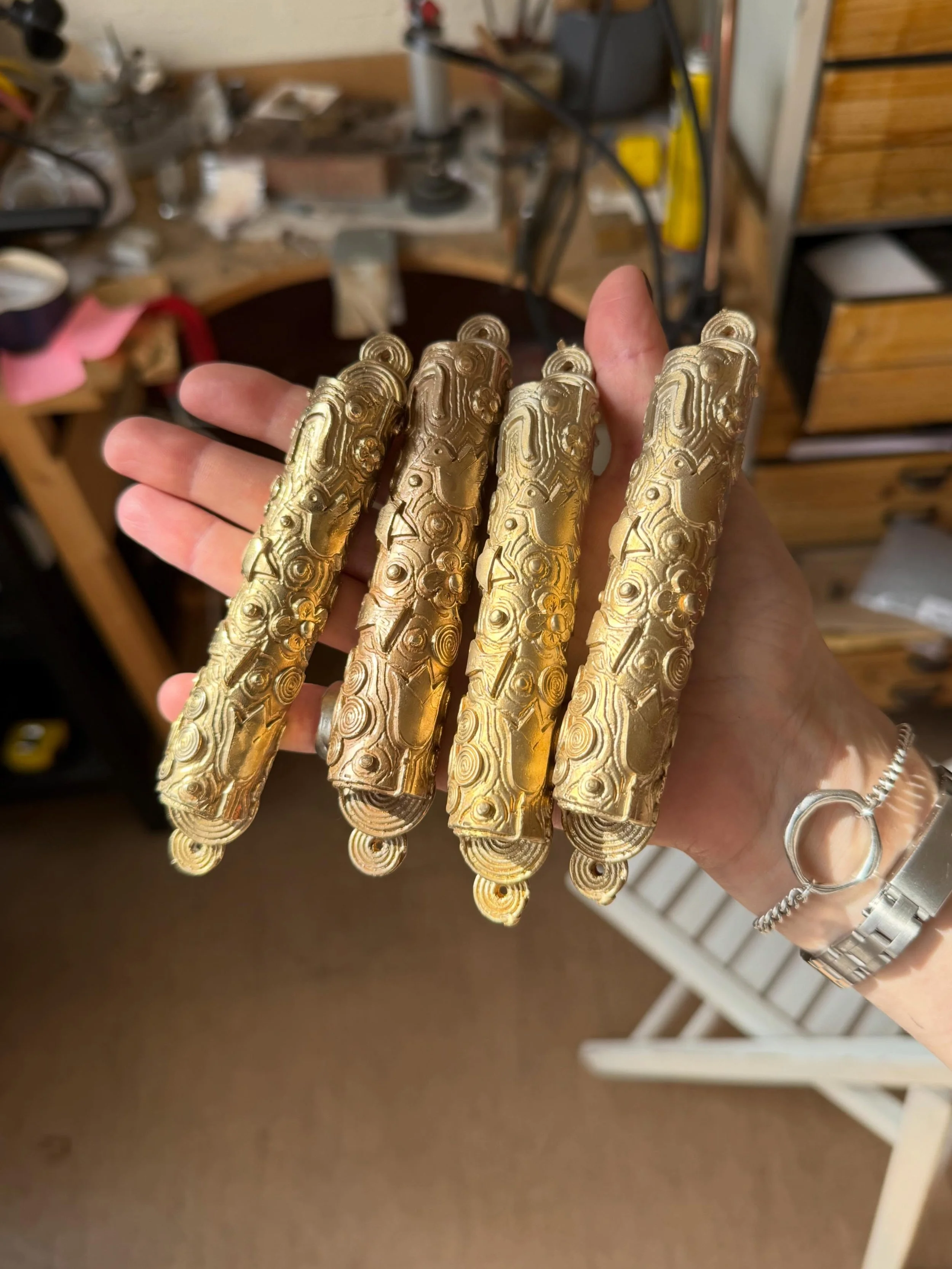 Mezzuzah mayhem ✨

These are so meaningful to make. Thank you so much to everyone that has purchased one, it feels very special 💖

(These are works in progress - still need polishing and stone setting!)