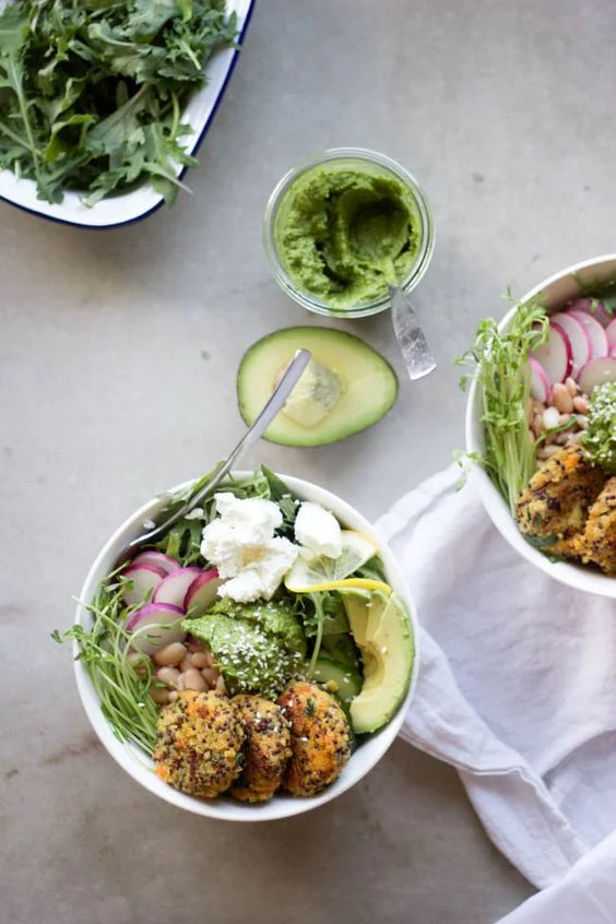 Quinoa met falafel en avocado via Whole Hearted Eats