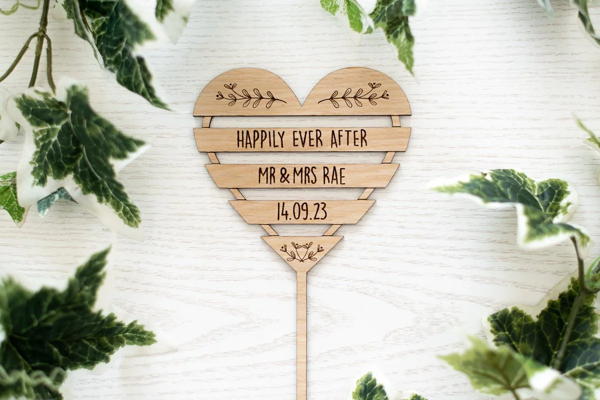 Pallet Cake Topper Mr & Mrs Rae.jpg