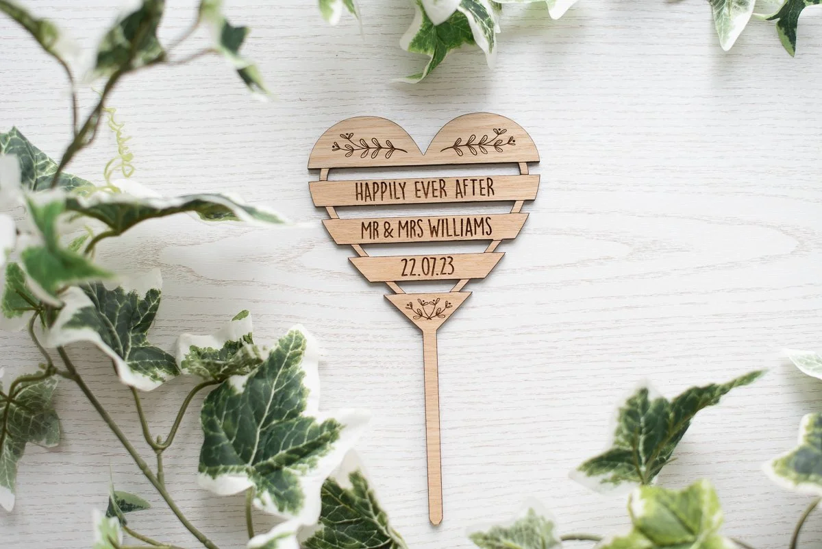 Pallet Cake Topper Mr & Mrs Williams.jpg