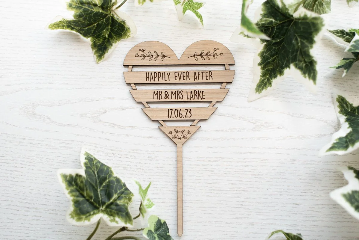 Pallet Cake Topper Mr & Mrs Larke.jpg