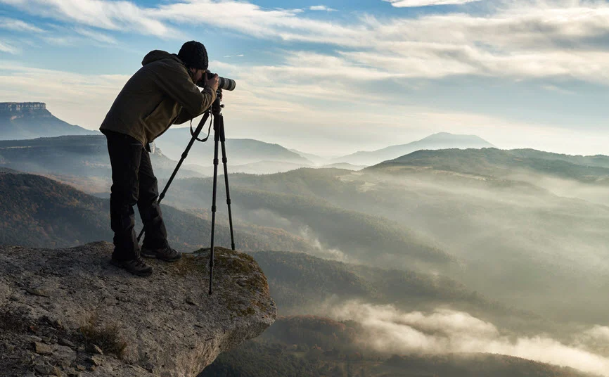 photographer-taking-pictures-on-the-edge-of-a-cliff_INF31371.jpg