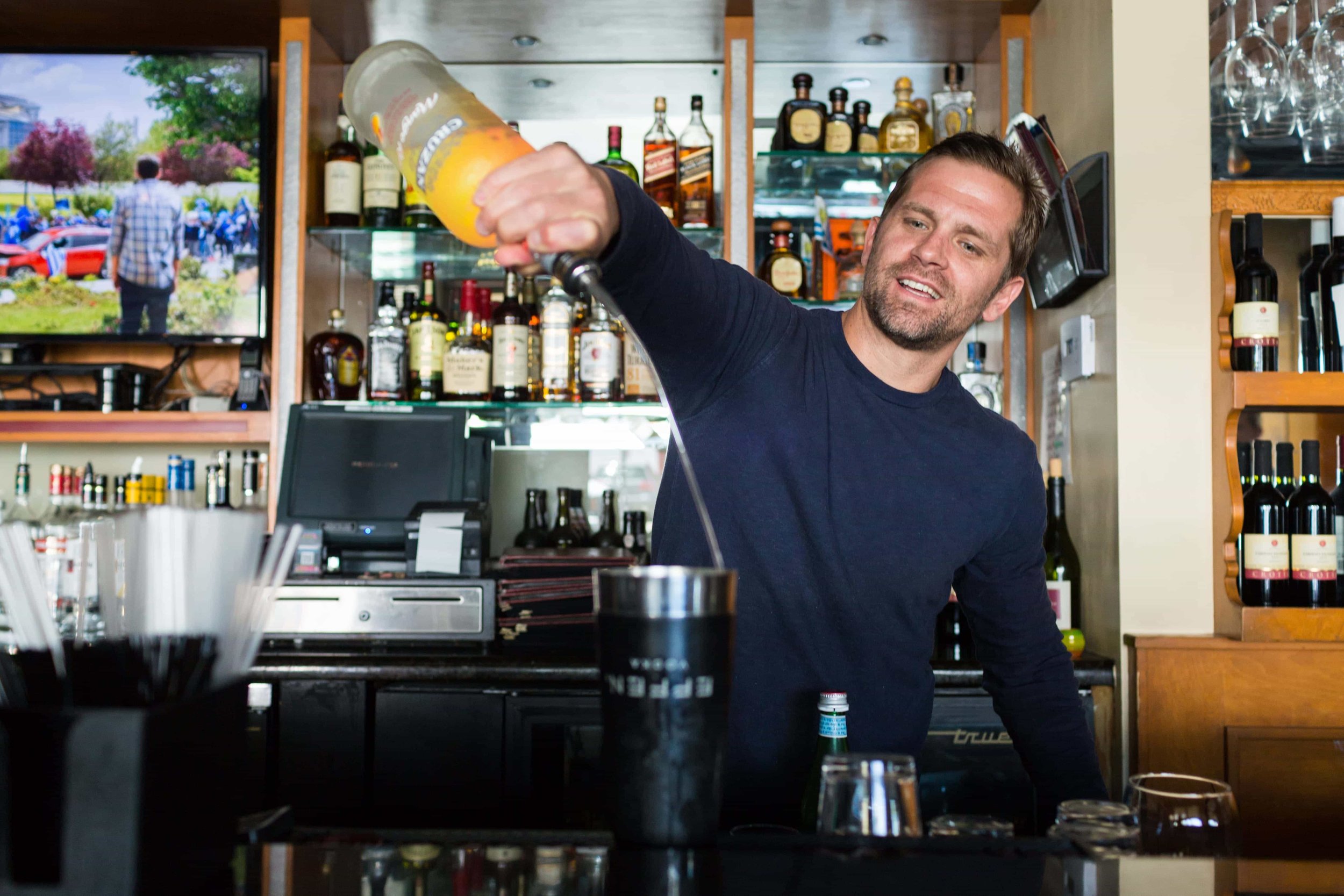 puerto-la-boca-bartender-making-drink.jpg