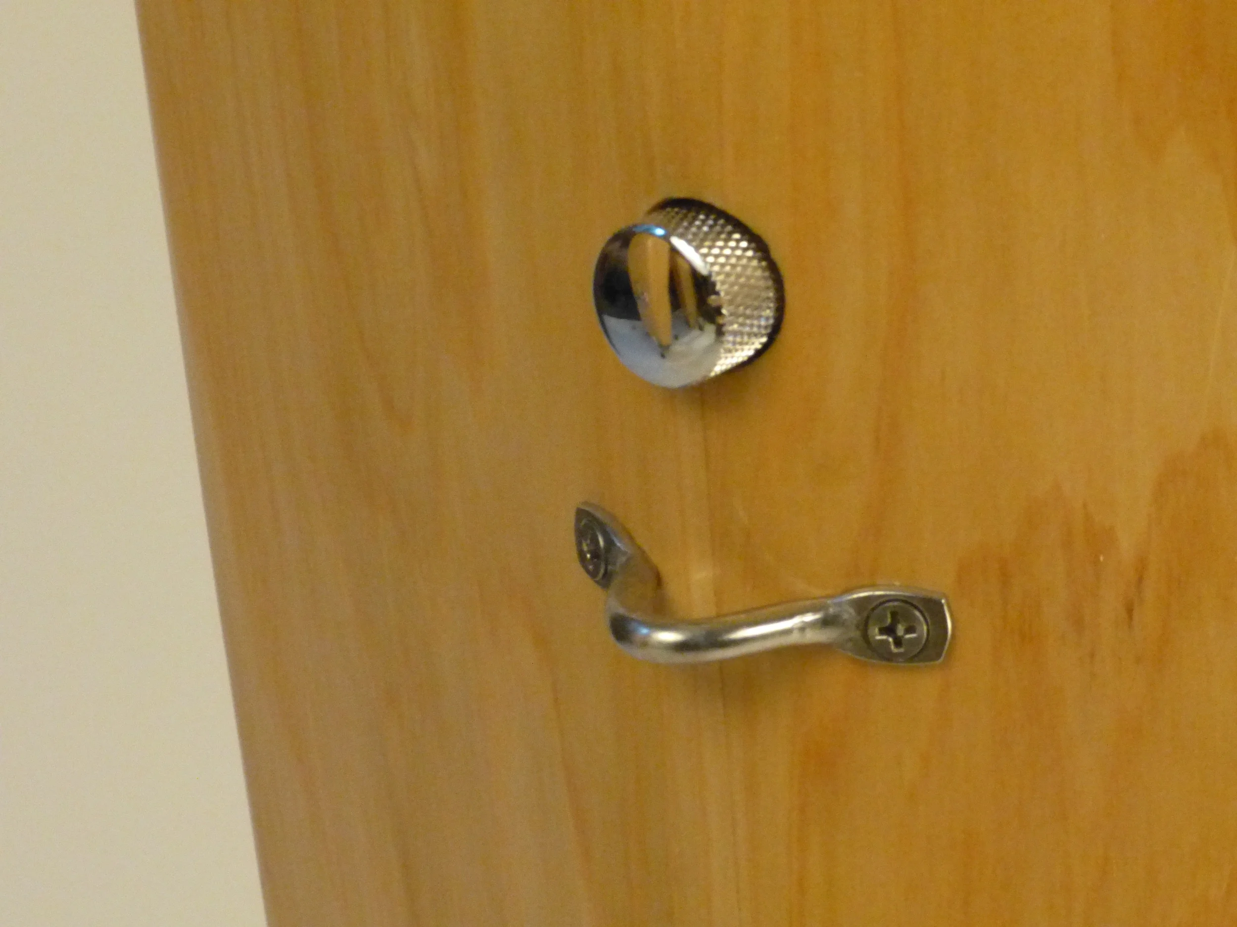 adjustable snare detail and strap loop