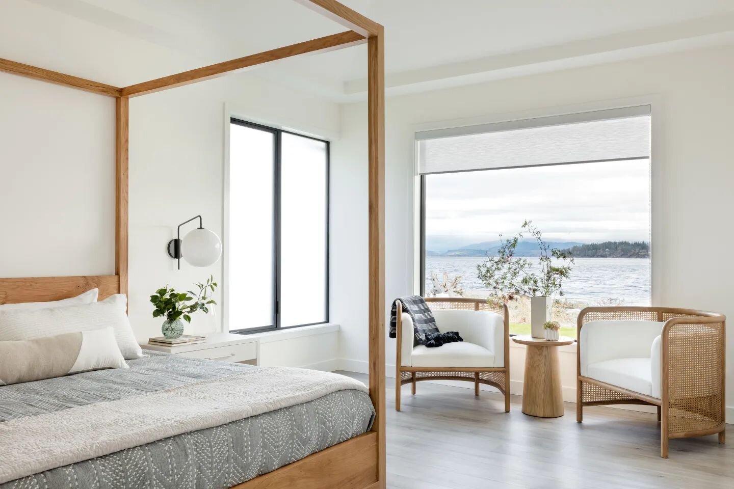 Our #camanobeachhouse client had always wanted a four poster bed, and this expansive bedroom provided plenty of space to make that dream a reality. A pair of #leanneford rattan chairs provide a perfect spot to curl up and take in the view.

Featured 