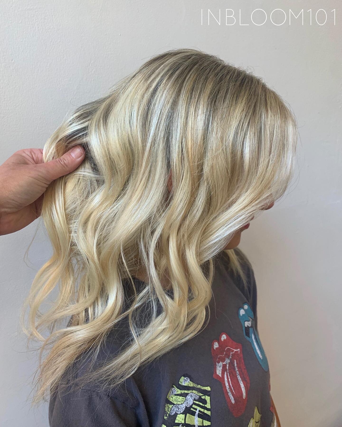 She was ready to step her hair color game up with champagne blonde 🥂
.
Check out her before picture! In one session I was able to get her from a level 6 (light brown) to a level 10 (virgin hair 😉) 
.
.
.
.
📲INBLOOM101.com for online booking 
.
.
.