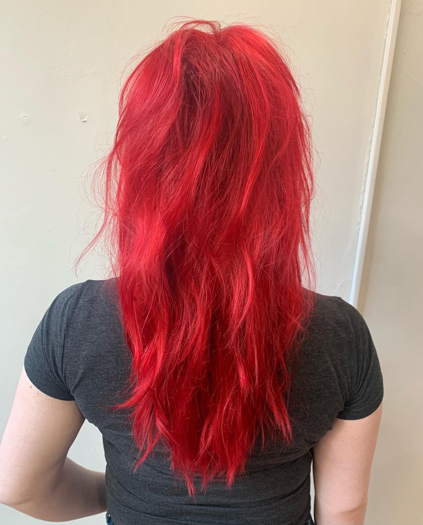 🔥 🔥🔥R E D  H A I R 🔥🔥🔥
.
To accomplish this look as a &ldquo;bleach and tone&rdquo; we did ✌🏽 steps! First we hair to bleach out mid shaft to previous lightened hair. The last step was the bleaching of her roots! 
.
Giving her the red she was 