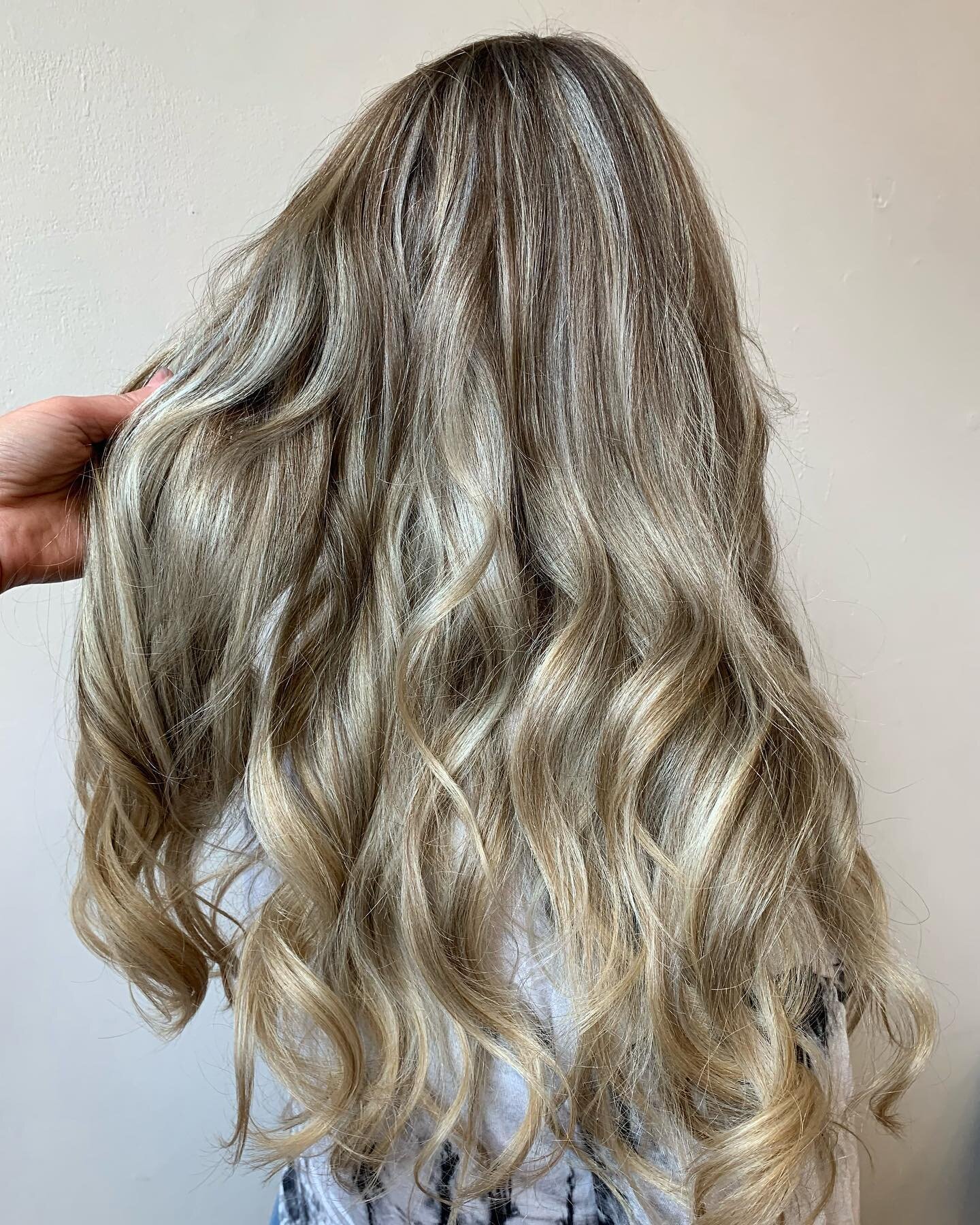 When your working with this much hair sometimes the best thing to do is dive in 🏄🏽&zwj;♀️
.
5 hours later and sadly I forgot the dang before photo but she had almost 2 years of grow out. I was able to give a FLAWLESS blend! 
.
Get the color you wan