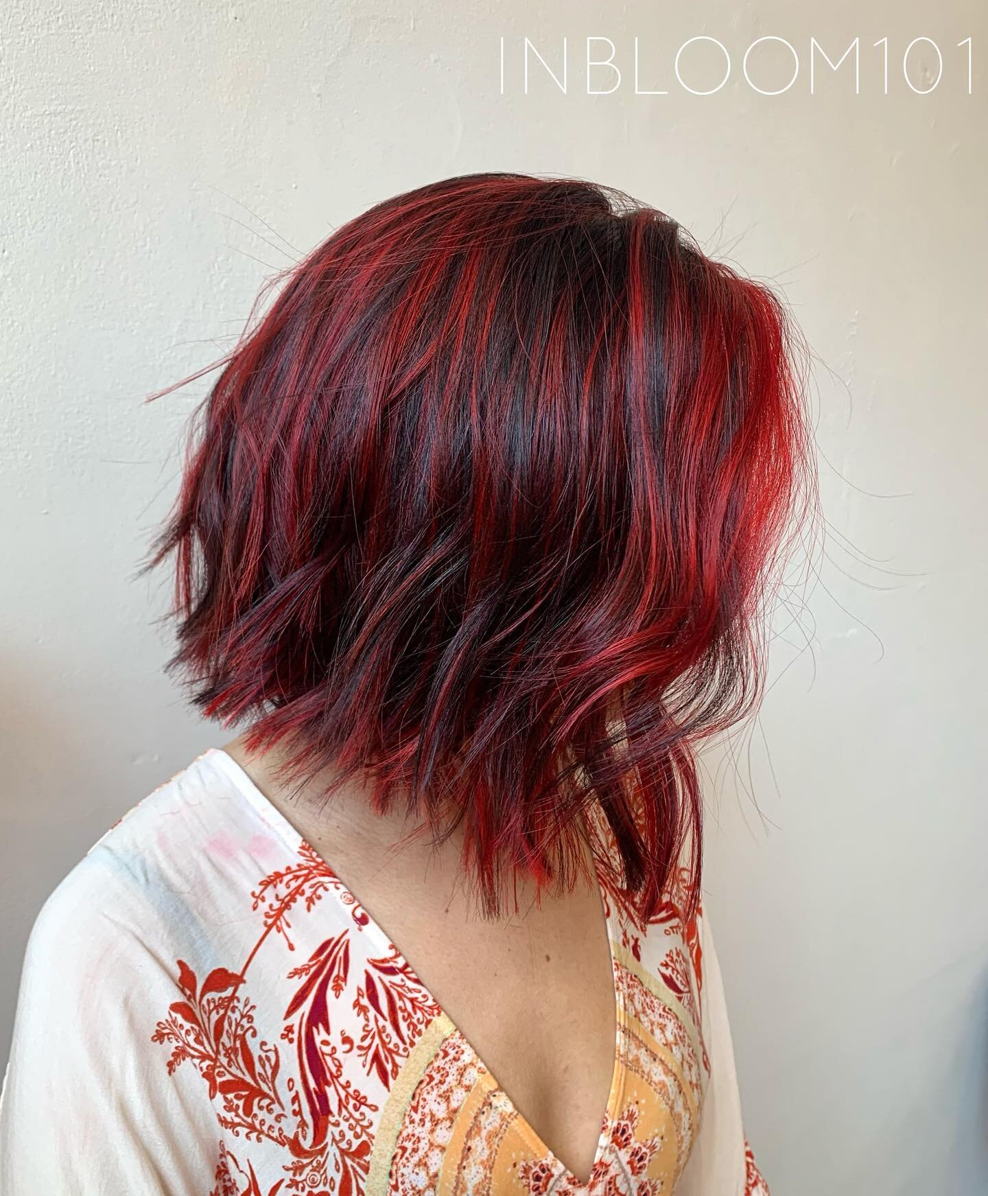 🔥🔥 𝚃𝚒𝚖𝚎 𝚏𝚘𝚛 𝚊 𝚌𝚑𝚊𝚗𝚐𝚎 🔥🔥
.
13 inches of hair gone and so deep red color will scream change any day! 
.
.
.
.
📲INBLOOM101.com for online booking 
.
.
. ⠀
#inbloom101 #seattle #seattlehairstylist #balayage #blondehair #redhair #seattl