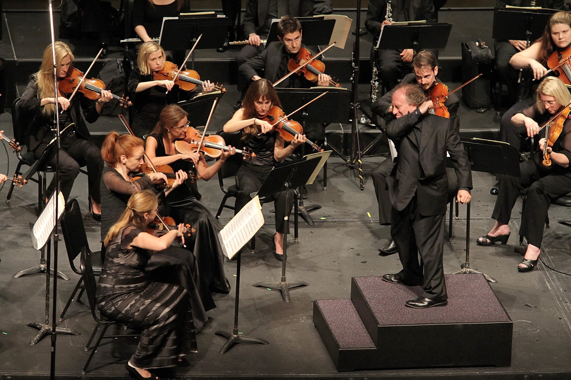 Music Director Jeffrey Kahane and the Los Angeles Chamber Orchestra