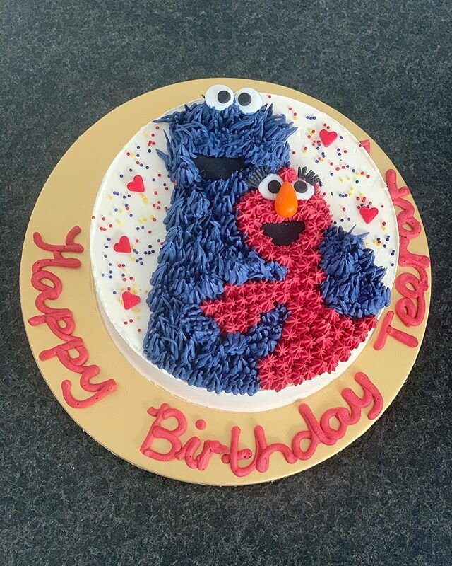 2D Piped Buttercream Cookie Monster and Elmo ( with eyelashes ) hugging ❤️💙
.
#cookiemonsterandelmo