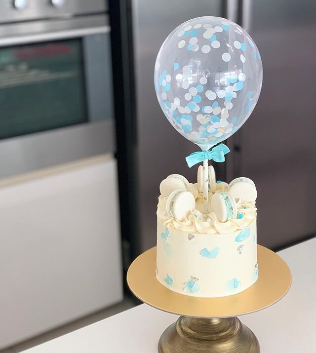 Minimalistic White, Blue &amp; Silver🎈
.
#buttercream #babyboy #macarons