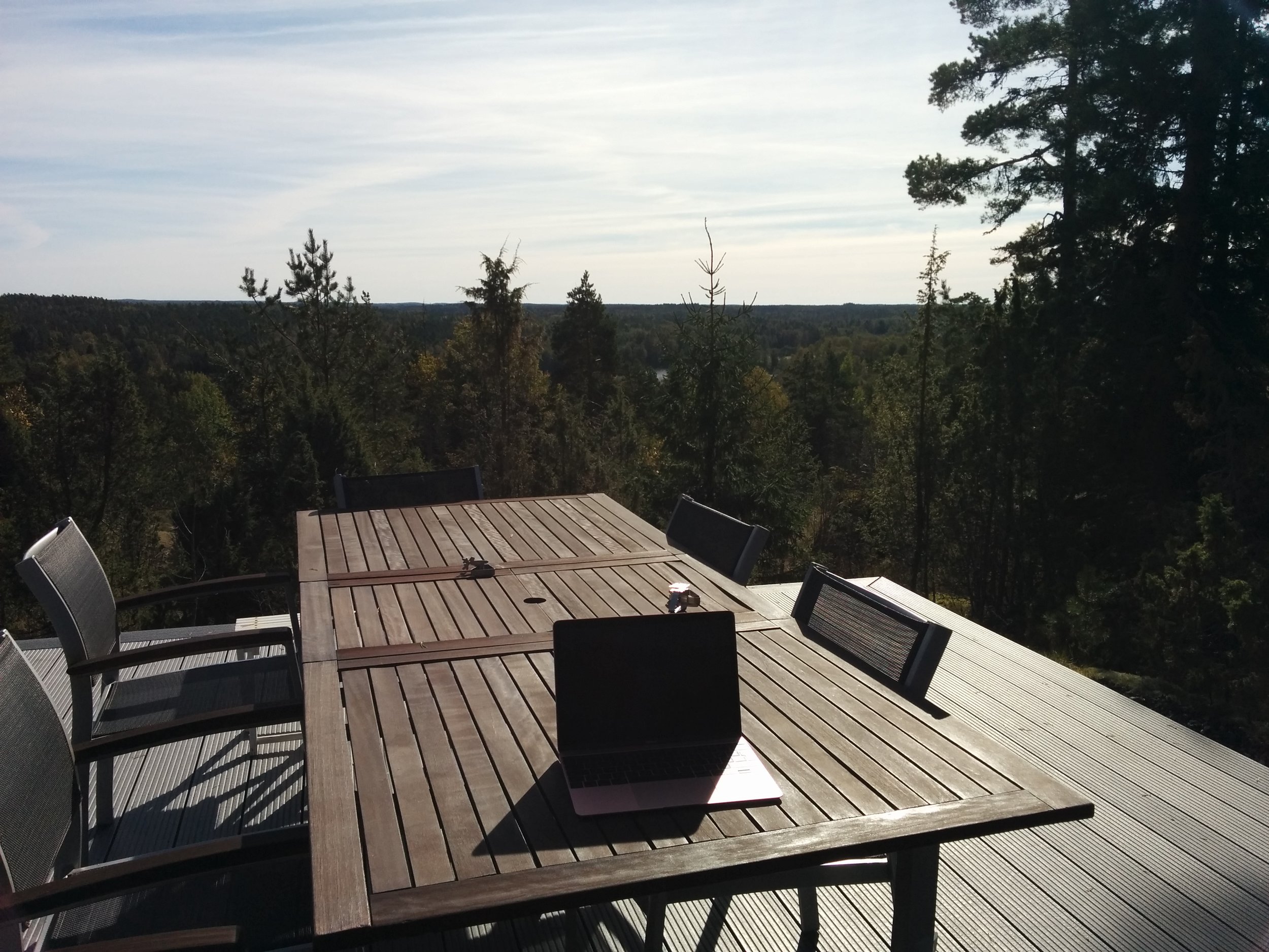 Dagens skrivaroffice som jag sedan blev tvungen att flytta till terrassen där det är vindstilla och varmare.