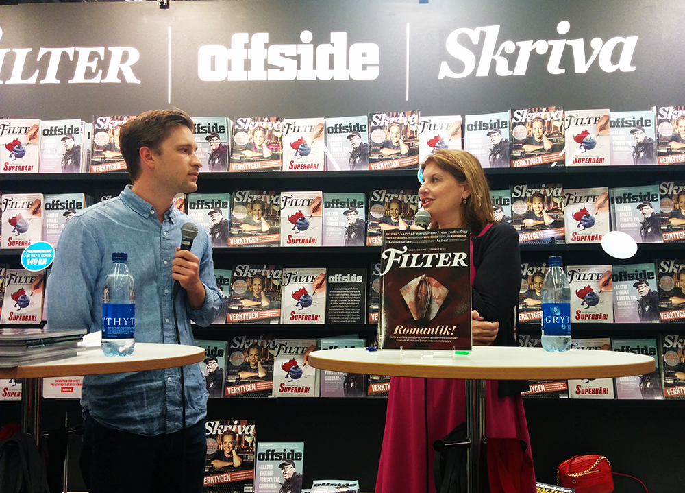 Simona intervjuades av Christopher Friman i Filters, Offsides och Skrivas gemensamma monter på bokmässan. Christopher följde också Simona till romancemässan i USA i fjol och artikeln han skrev finns också i poddversion!