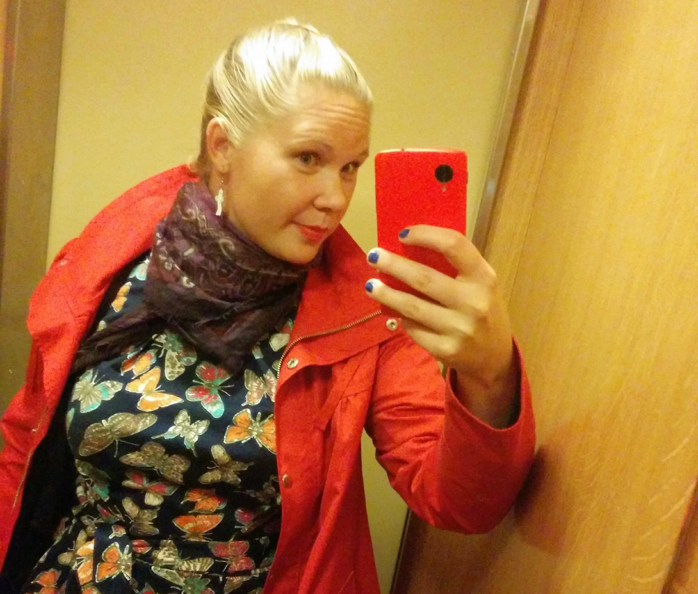 Ibland åker jag hiss och fotograferar mig själv. Så där som moderna människor gör.