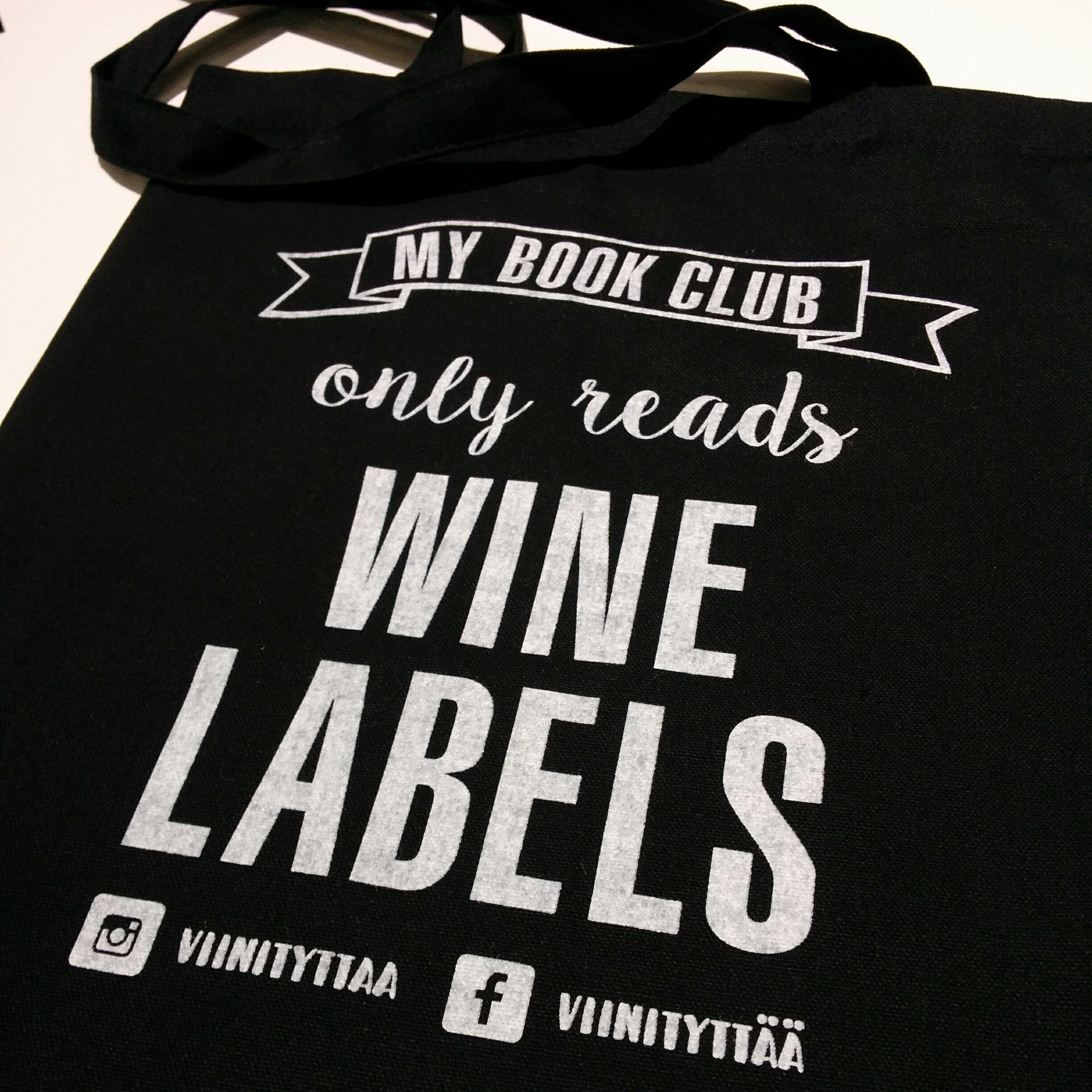 Mamma och jag var också en sväng på mat- & vinmässan. Tyckte den här tygkassen var jätterolig fastän jag gärna läser böcker och vinetiketter. Men ändå!