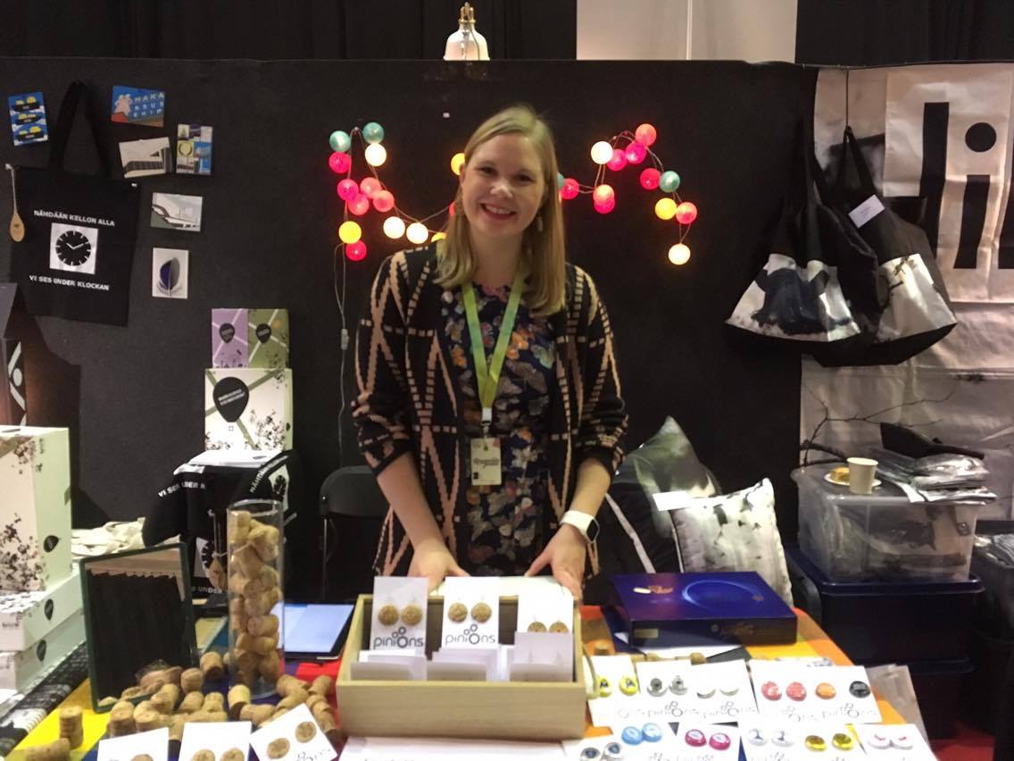 Glad försäljare trots mindre bra åtgång. Jennifer kom och hälsade på och passade samtidigt på att fota mig, tack!