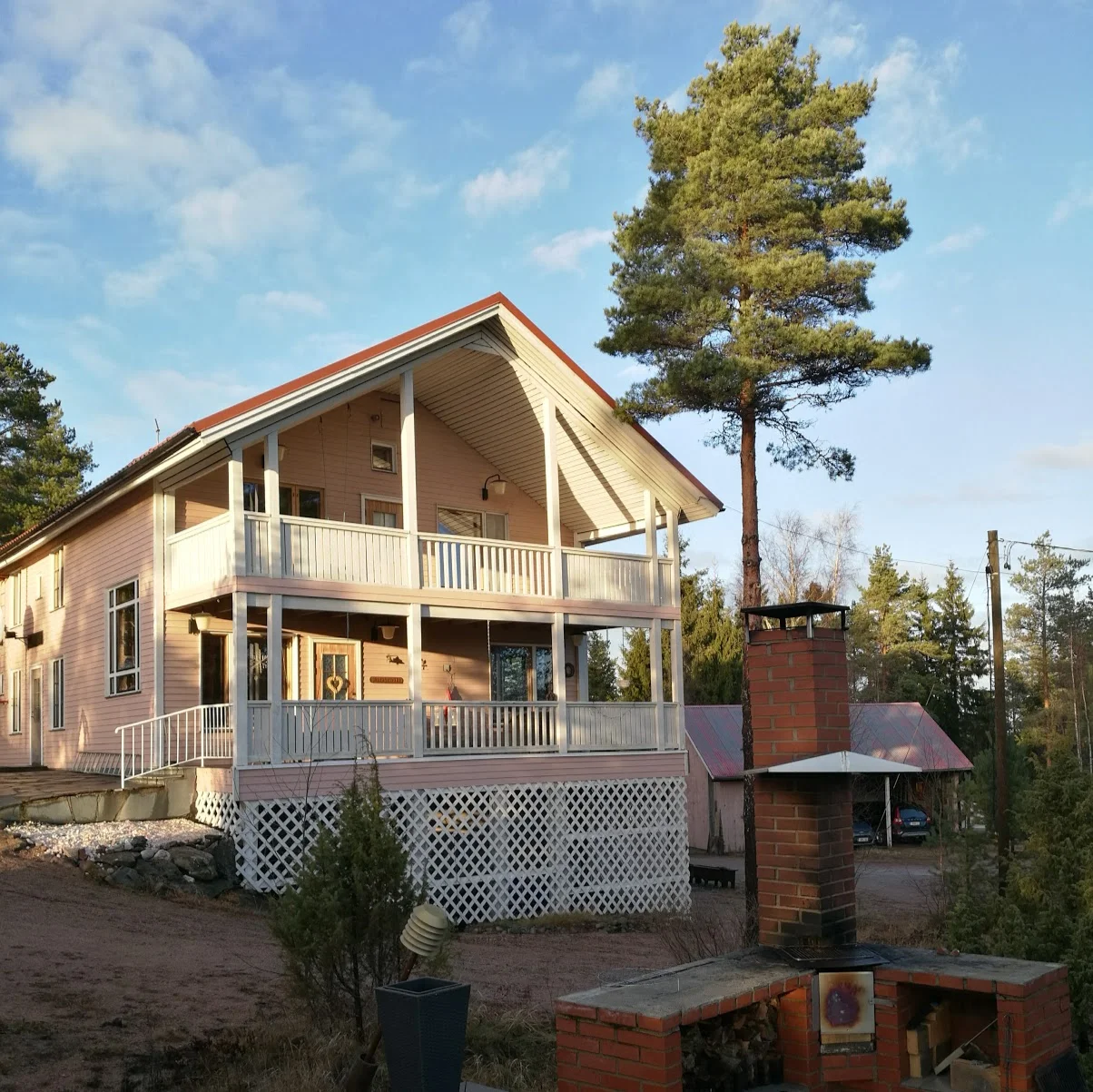 Så här ser vårt hus ut på lande. I går var det så soligt och vackert att jag riktigt måste fundera om det är jul eller midsommar.