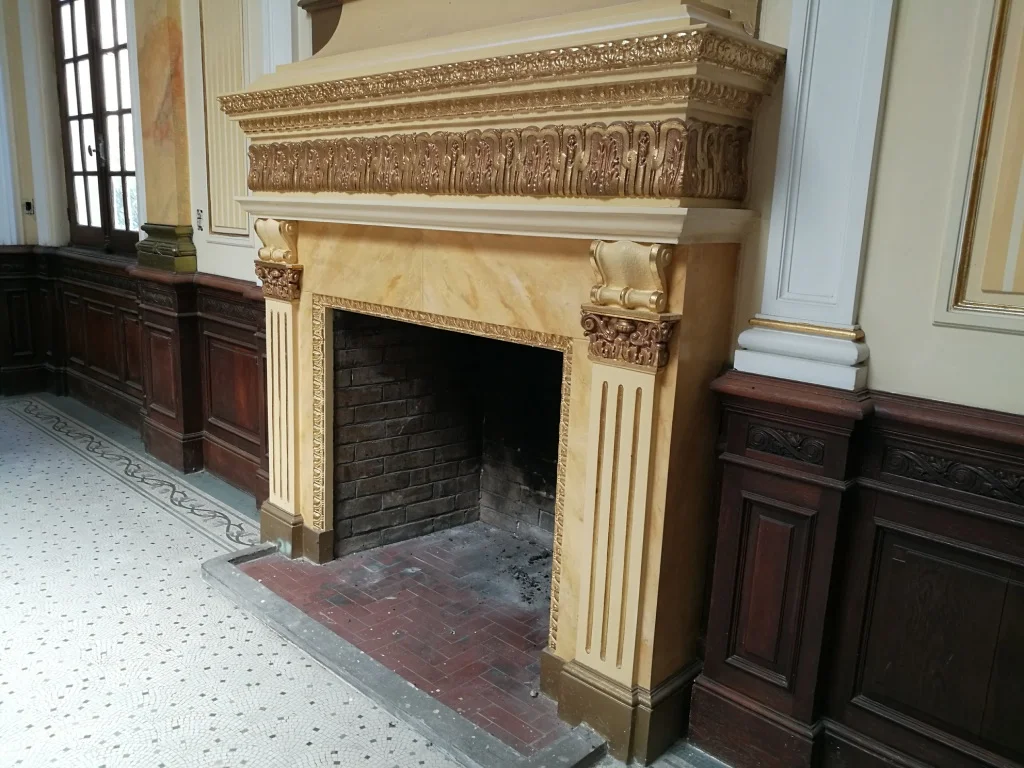 Den här brasan funkar inte längre – eller alltså skorstenen är inte längre i bruk. Men tänker mig att det eldats mycket i den här under kalla kvällar för hundra år sen.