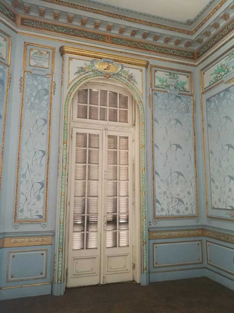 Det här rummet har målats om men jag tyckte det var otroligt vackert och passade bra in i stilen med resten av huset.