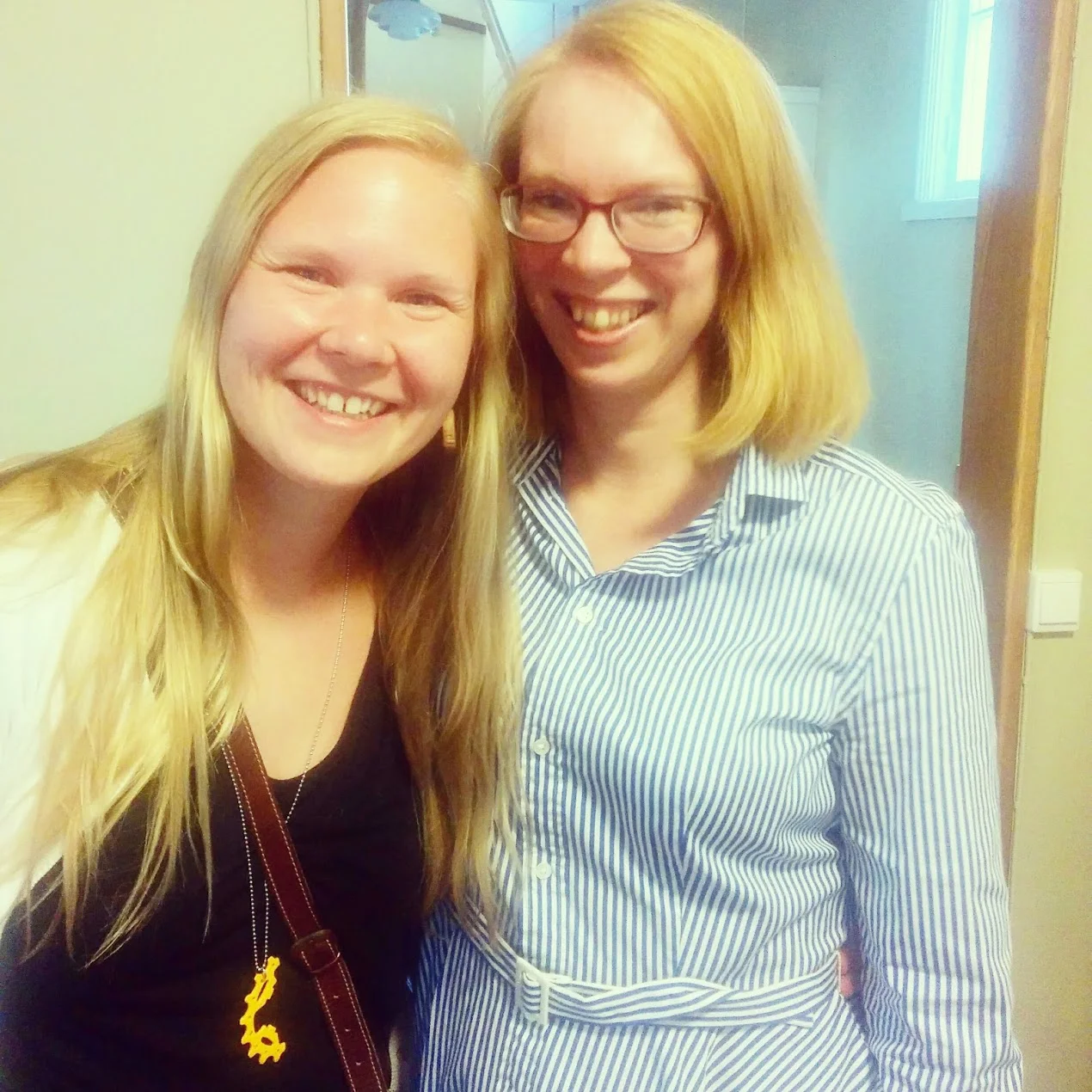 Alltså VEM är den där människan med det långa håret?! Till höger Maria.