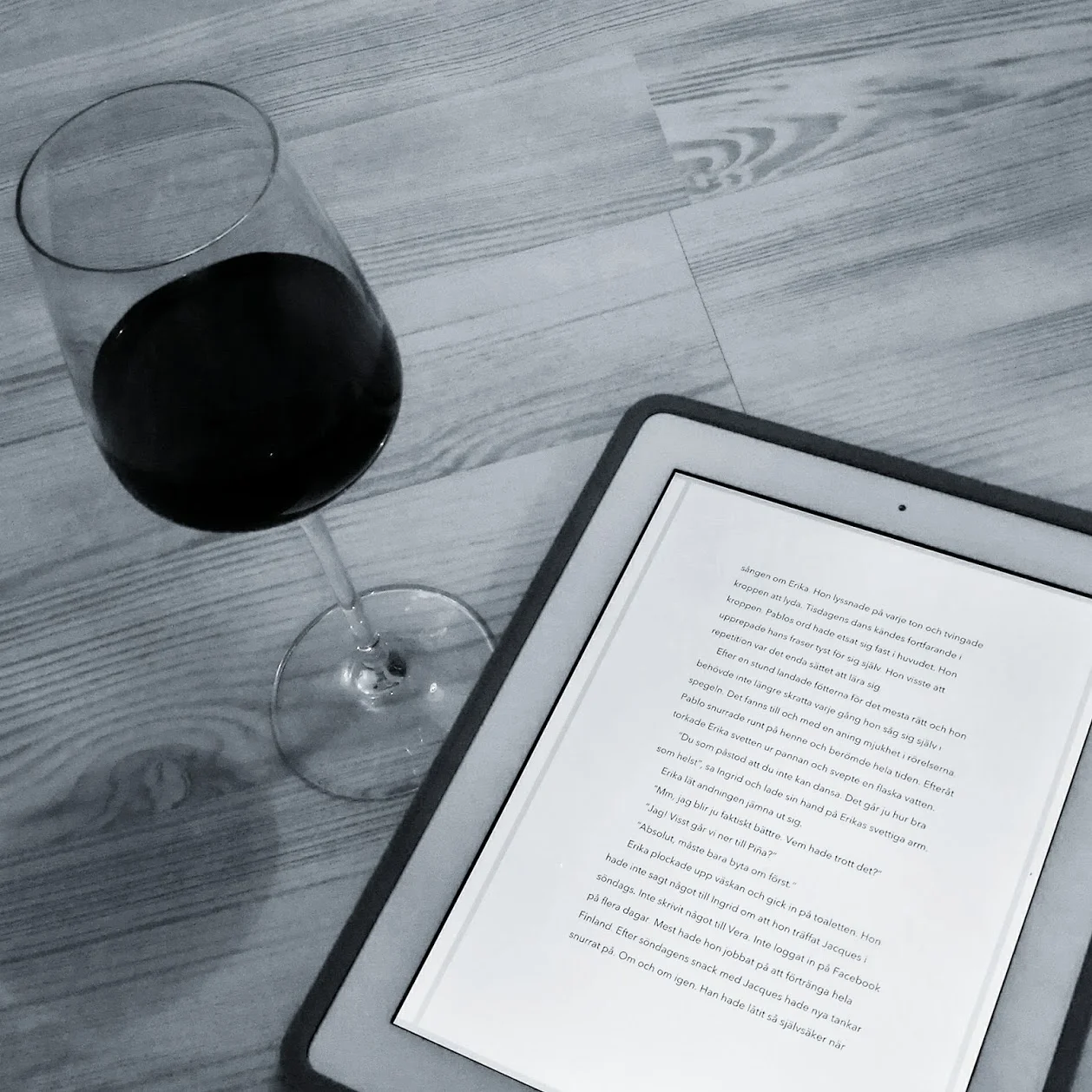 Jag har läst mitt manus på dator, på papper, på Kindle, på iPad …