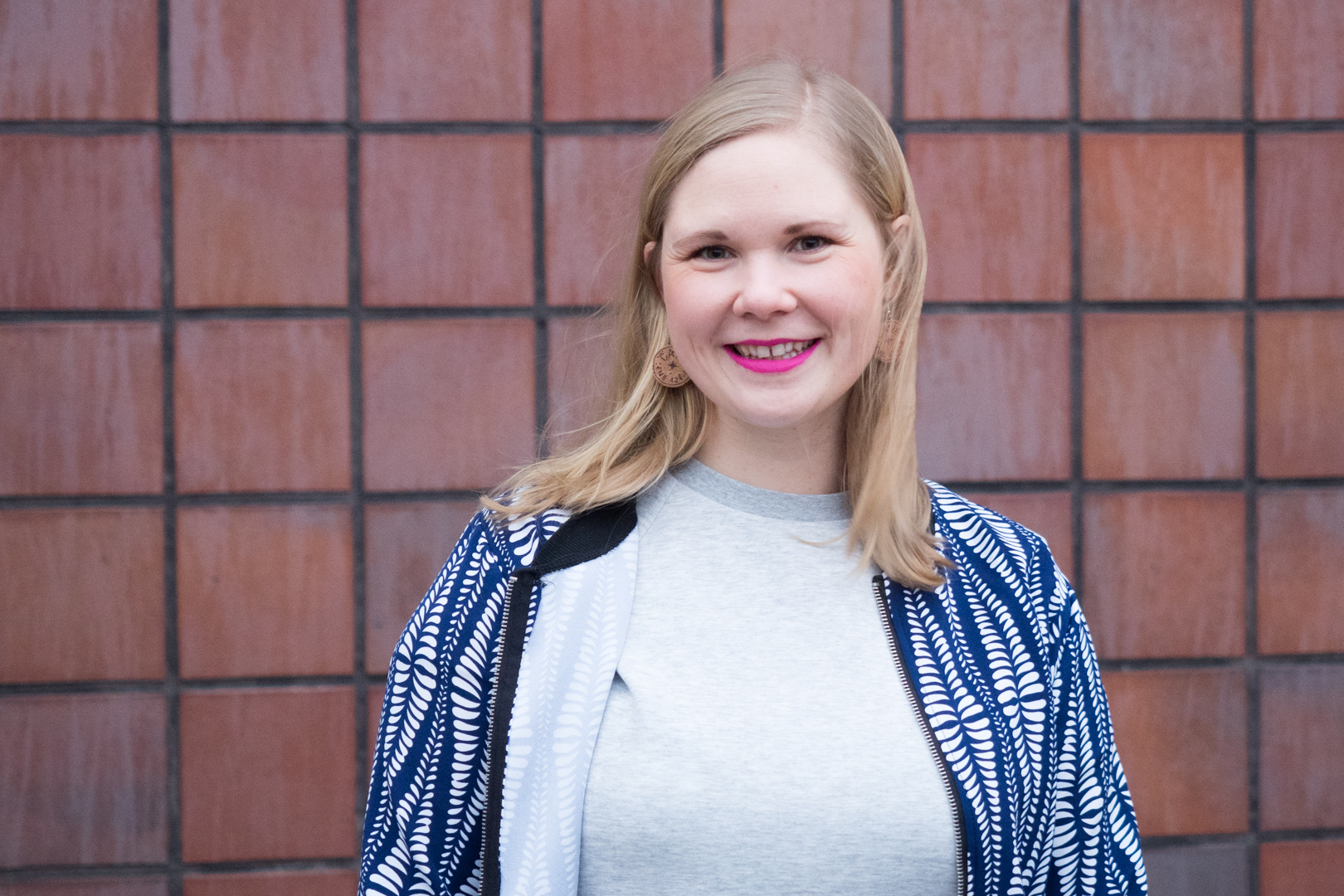 Det rosa läppstiftet och min blåvita tröja hade jag när Jon fotograferade mig för Debutantbloggen. Ska jag köra samma koncept igen?!
