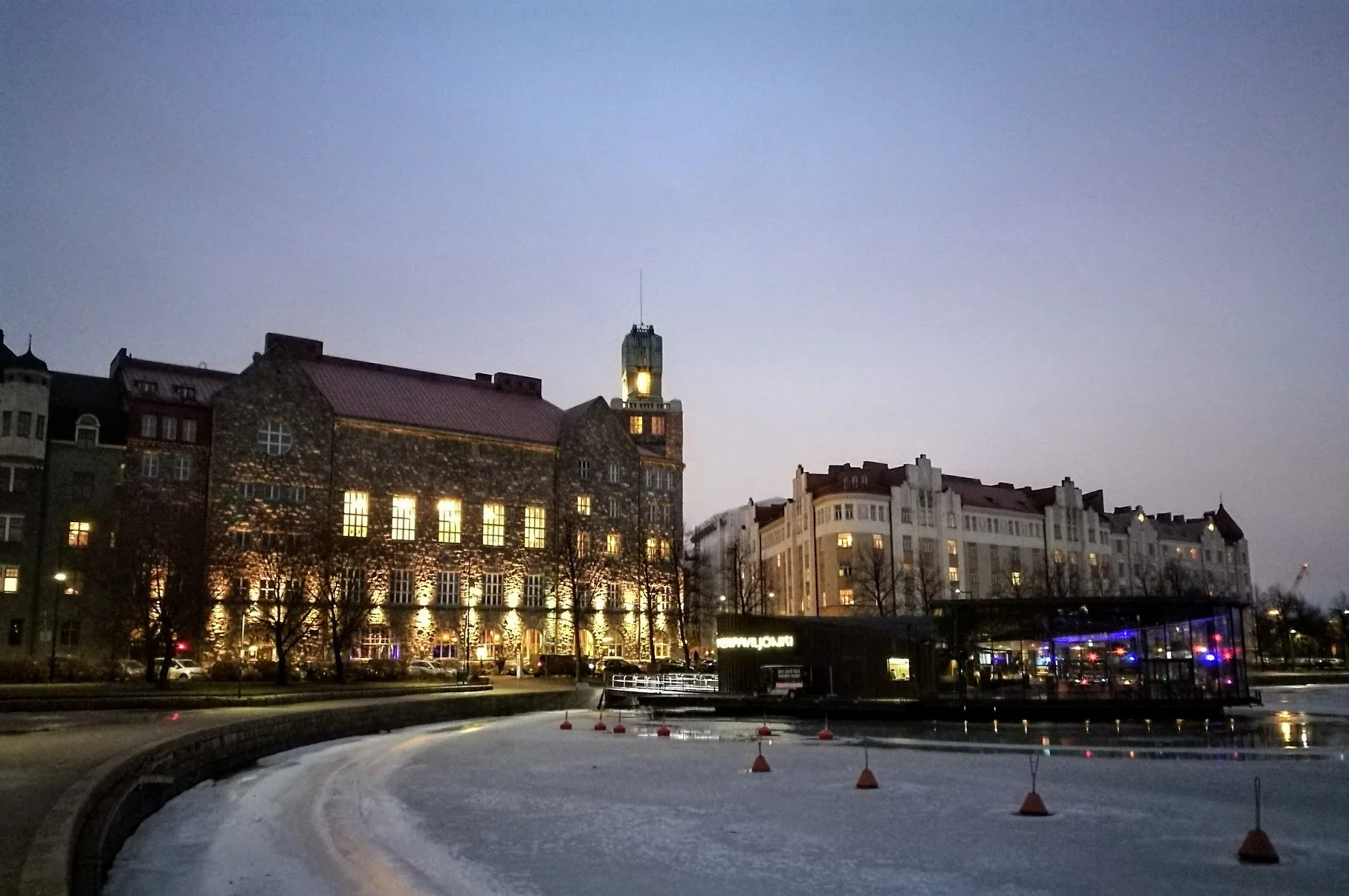 När jag höll på att bli riktigt galen på min text gjorde jag det enda rätta: gick ut på en promenad. Allt känns alltid bättre efter en promenad.