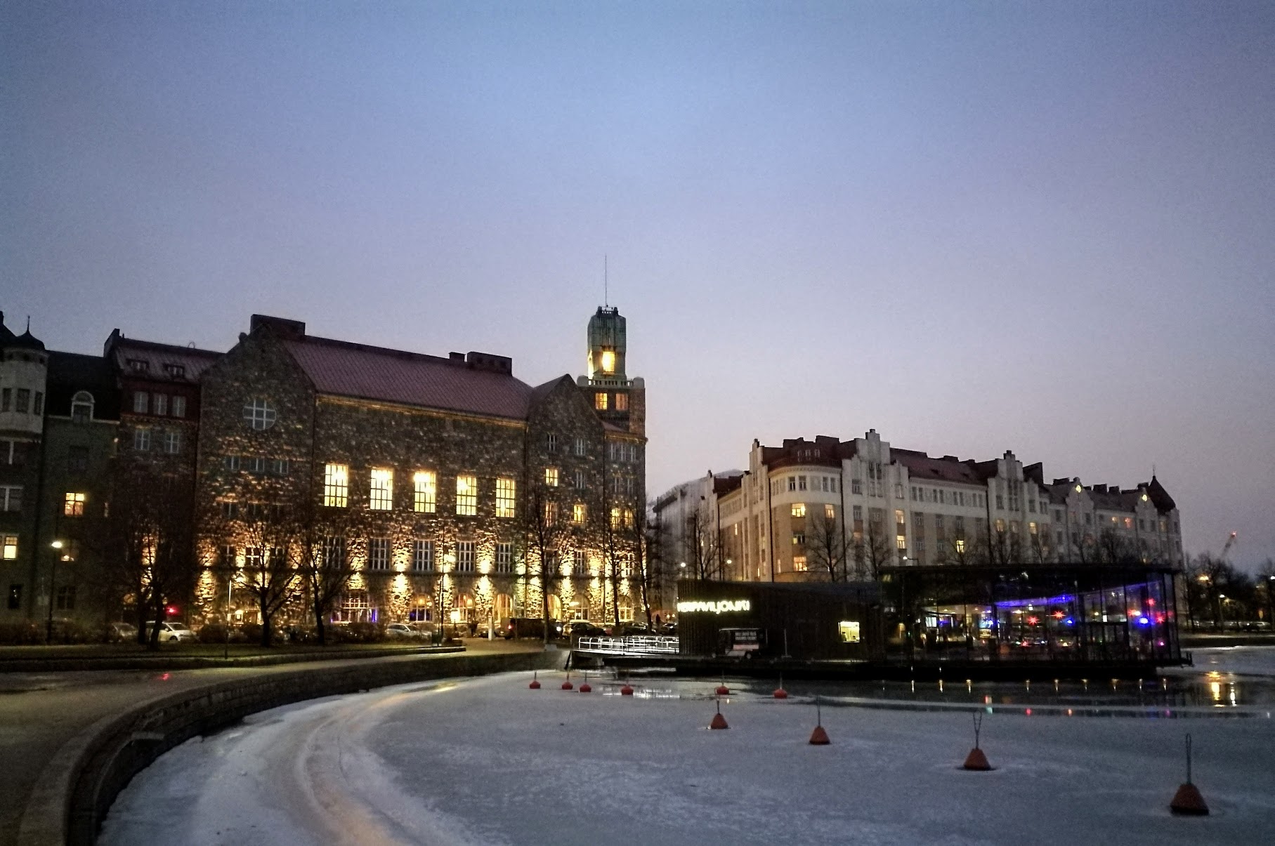 När jag höll på att bli riktigt galen på min text gjorde jag det enda rätta: gick ut på en promenad. Allt känns alltid bättre efter en promenad.