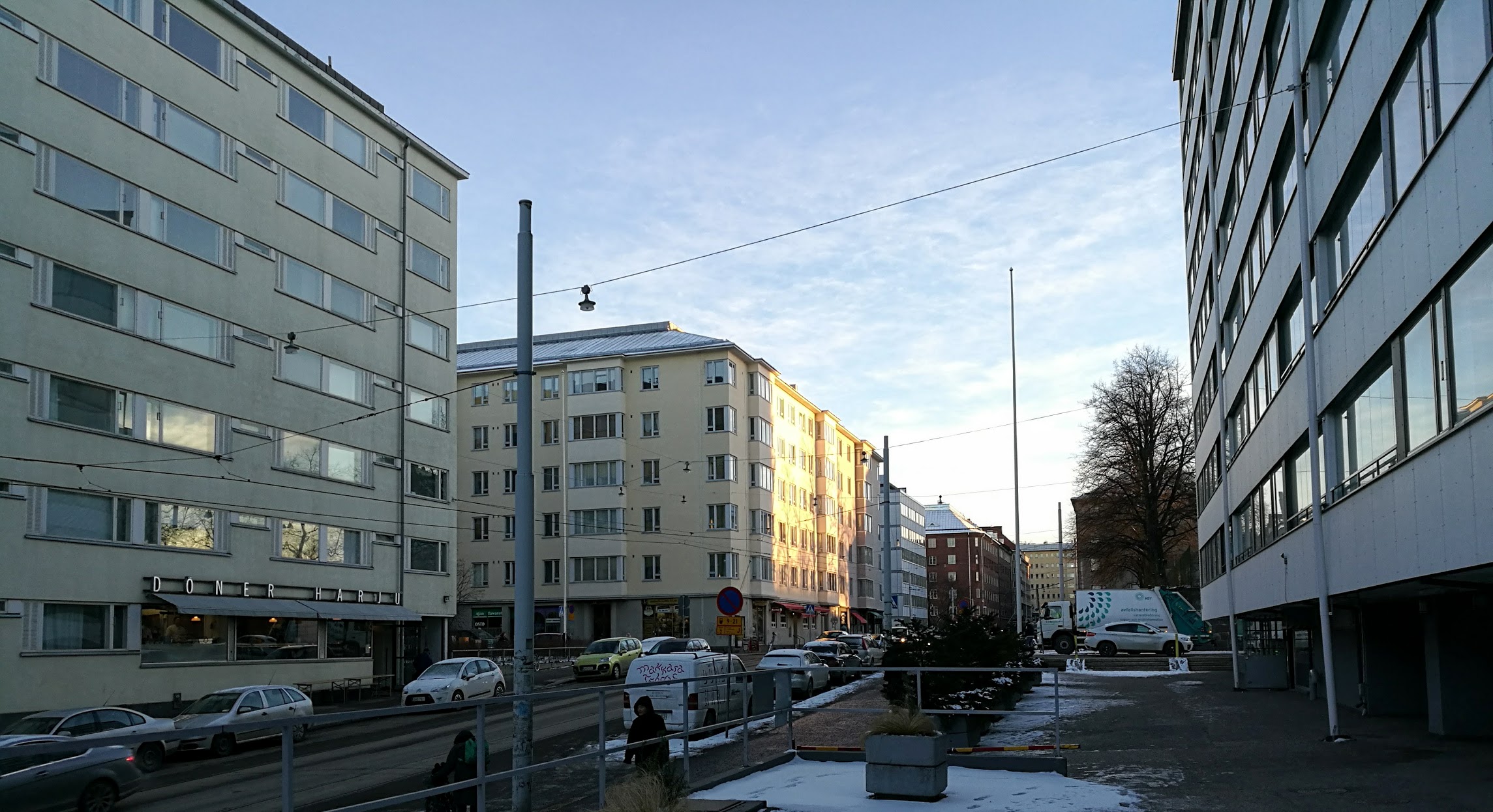 Måste knäppa en bild när jag gick hem (via butiken!!). Så himla fint ljus i dag.