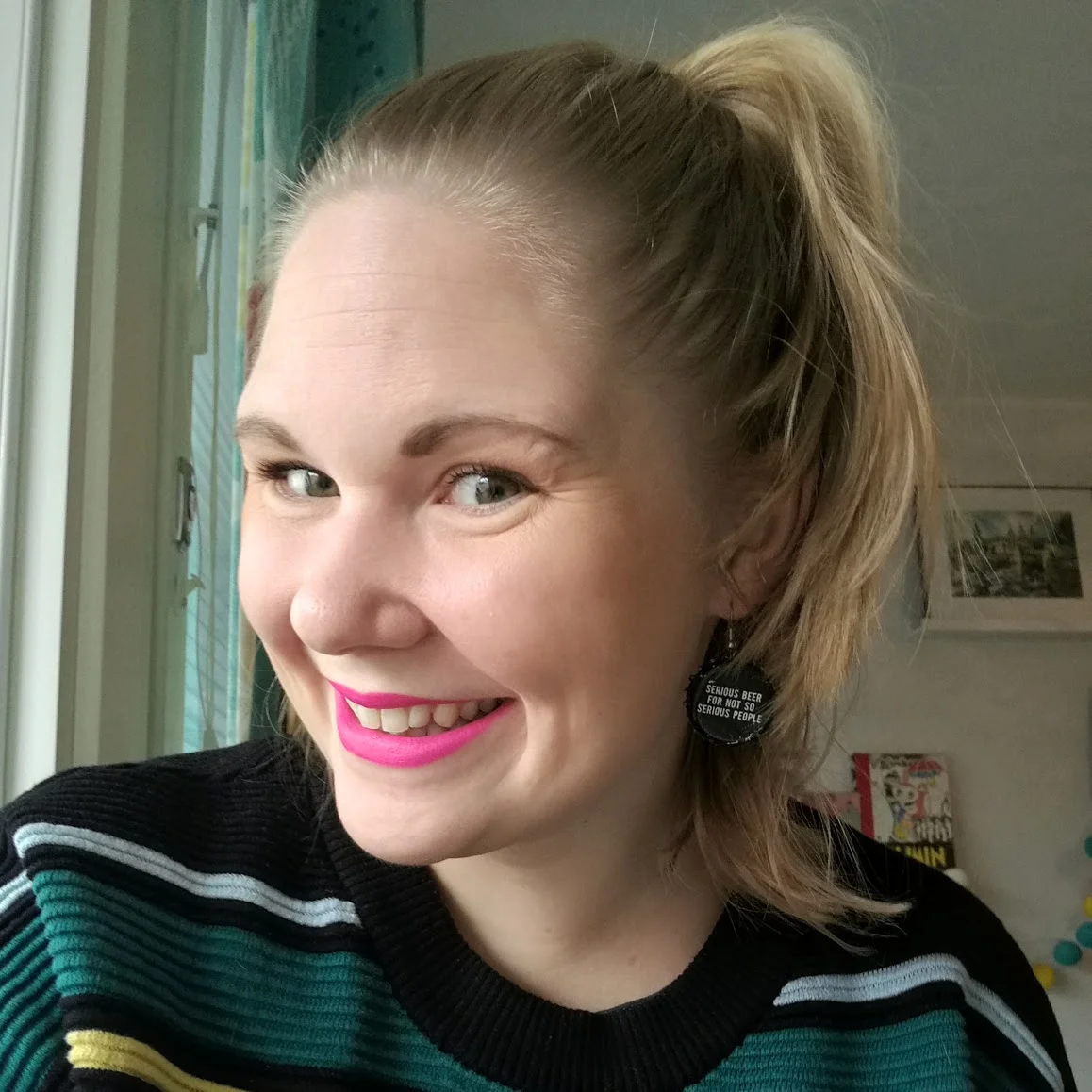 Ny frisyr och ölörhängen.