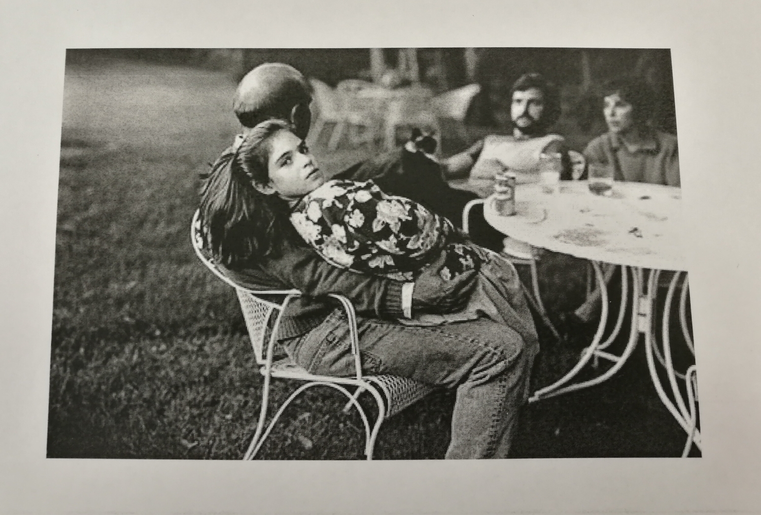 Ett foto av ett foto. Originalet står Sally Mann för. Mer information och verk av henne finns på Artsy .