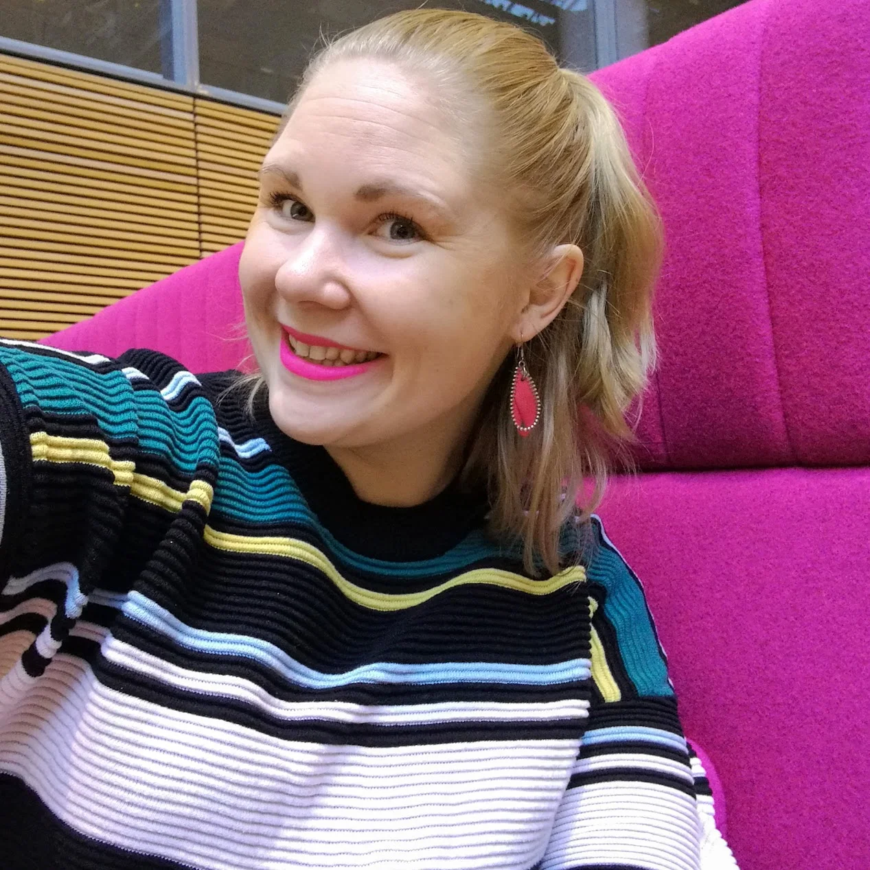 Imorse gjorde jag en intervju på Microsoft och blev glad när jag märkte att mitt läppstift matchade de fina sofforna, hehe!