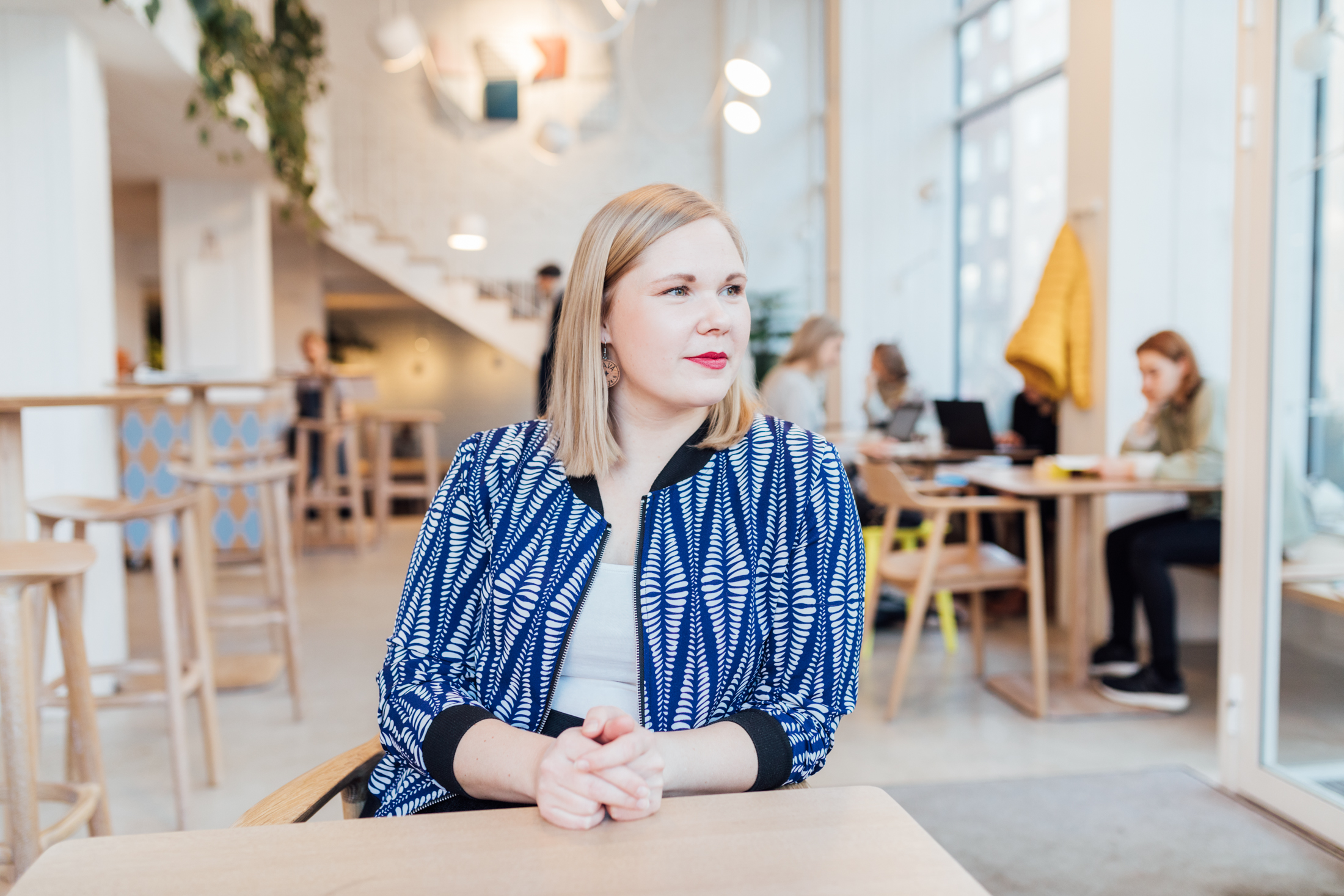 Fotades på ett av mina favoritkaféer IPI Kulmakuppila för Förlaget. Här har jag jobbat många timmar i mitt liv. Foto: Niklas Sandström .