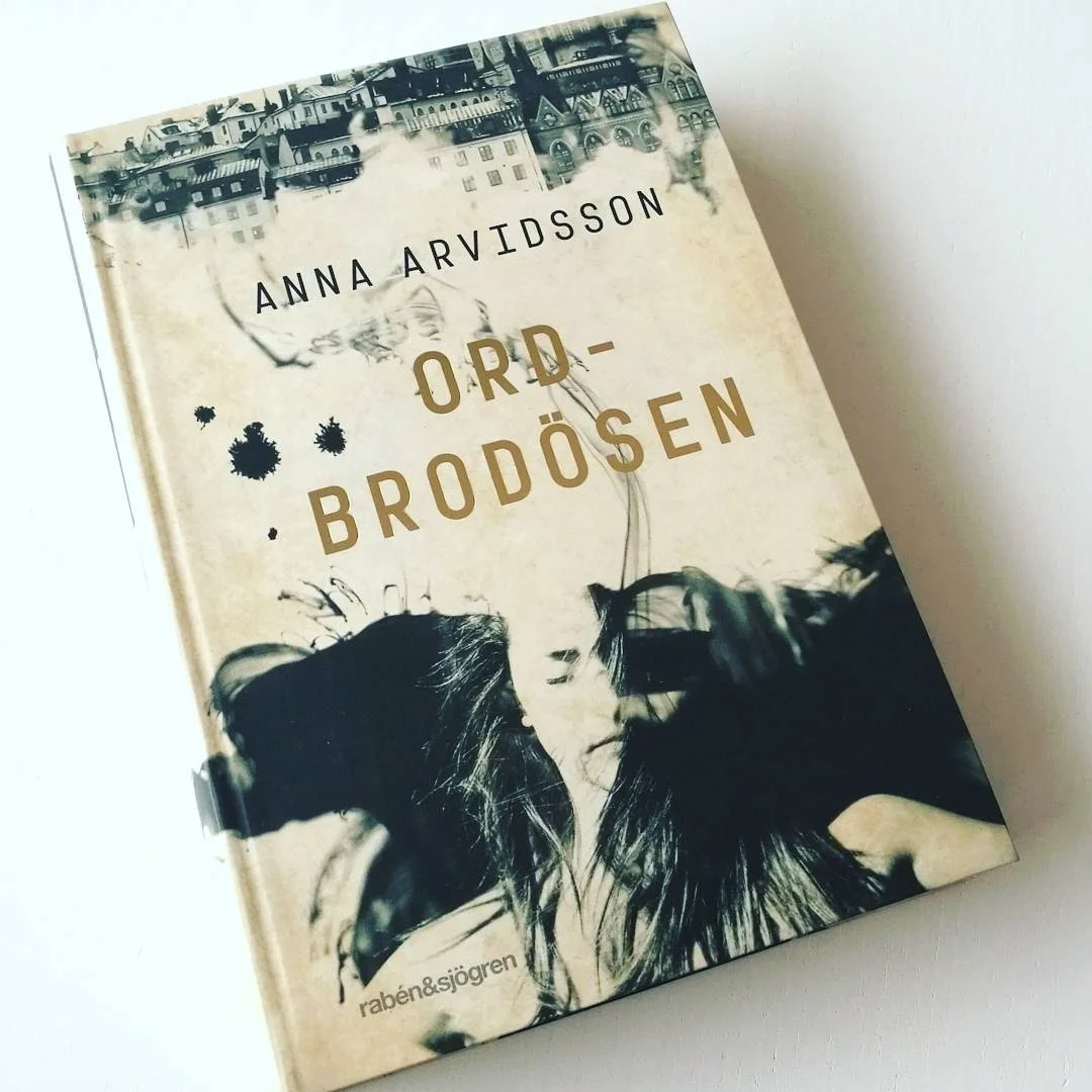 "Med skrivna ord kan hon styra dina tankar och handlingar. Du märker aldrig när du blir hennes marionett."