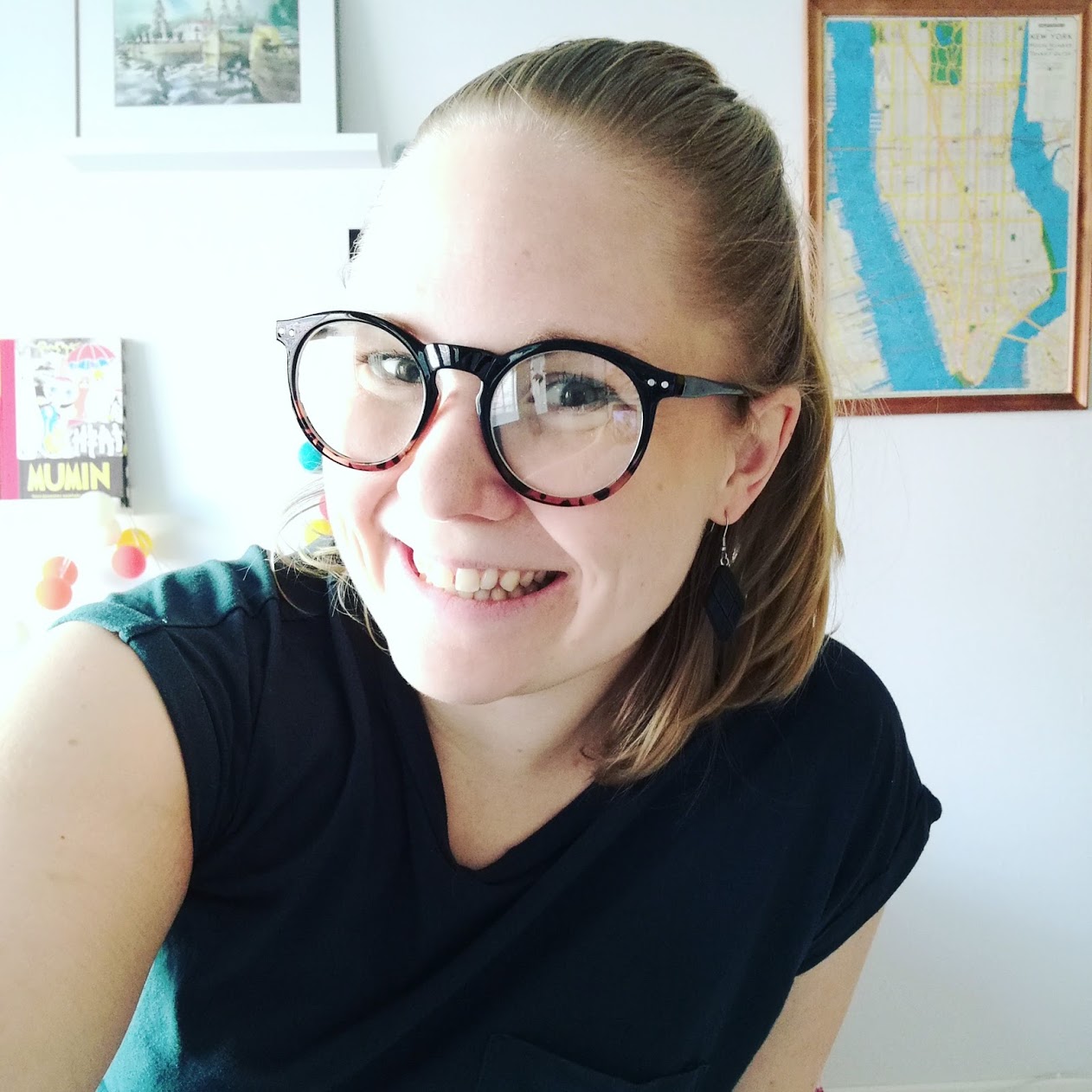 Något jag däremot INTE skäms för längre är selfies. Inte ens när jag poserar i fejkade glasögon jag införskaffat inför lördagens 30-årskalas!