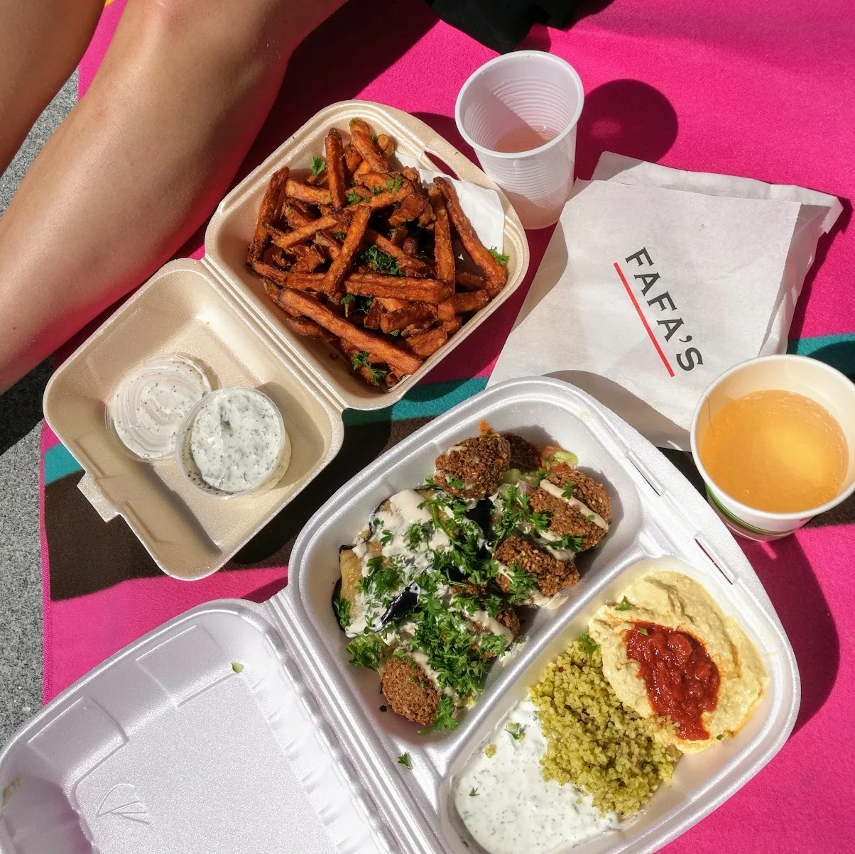 Lördagslunchen åtnjöts i solen på en picknickfilt vid ingången till kurslokalen.