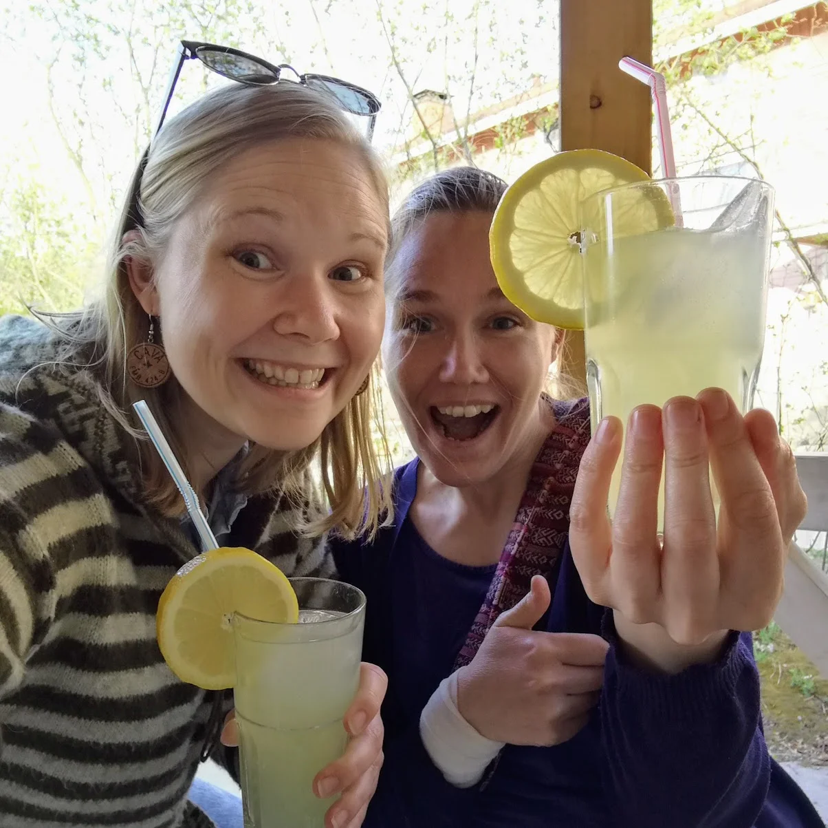 På lördag firade vi vårfest hos Christa där hennes man fixade välkomstdrinkar till oss alla. Lotta och jag var extremt glada över det! Sjukt god var drinken dessutom!