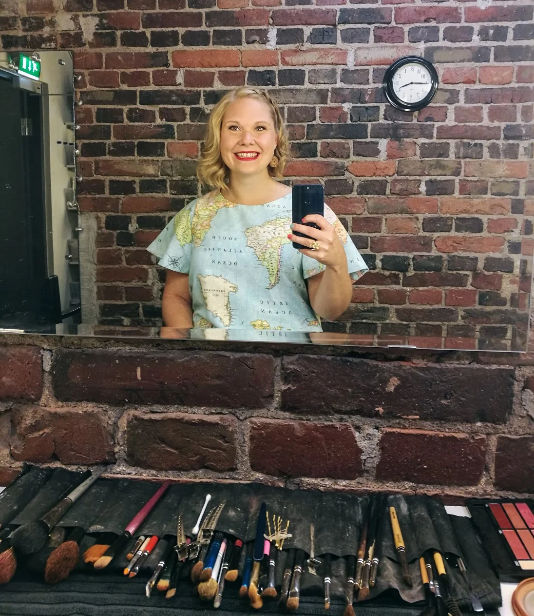 En klassisk bild från sminkstolen hos Efter nio.