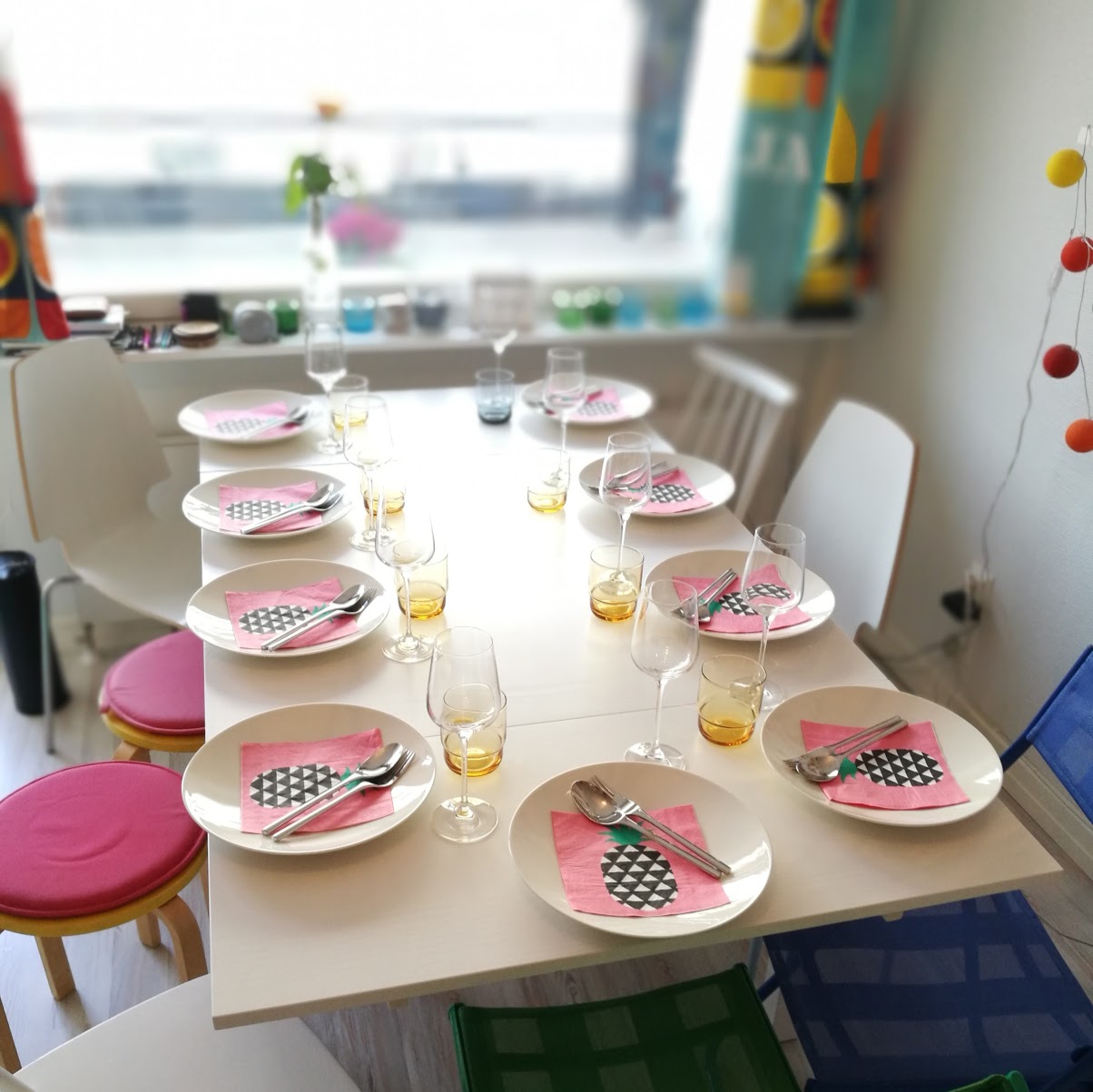 Rätt fint ändå att jag lyckas klämma in en middag för 9 personer på mina 29,5 kvadrat!