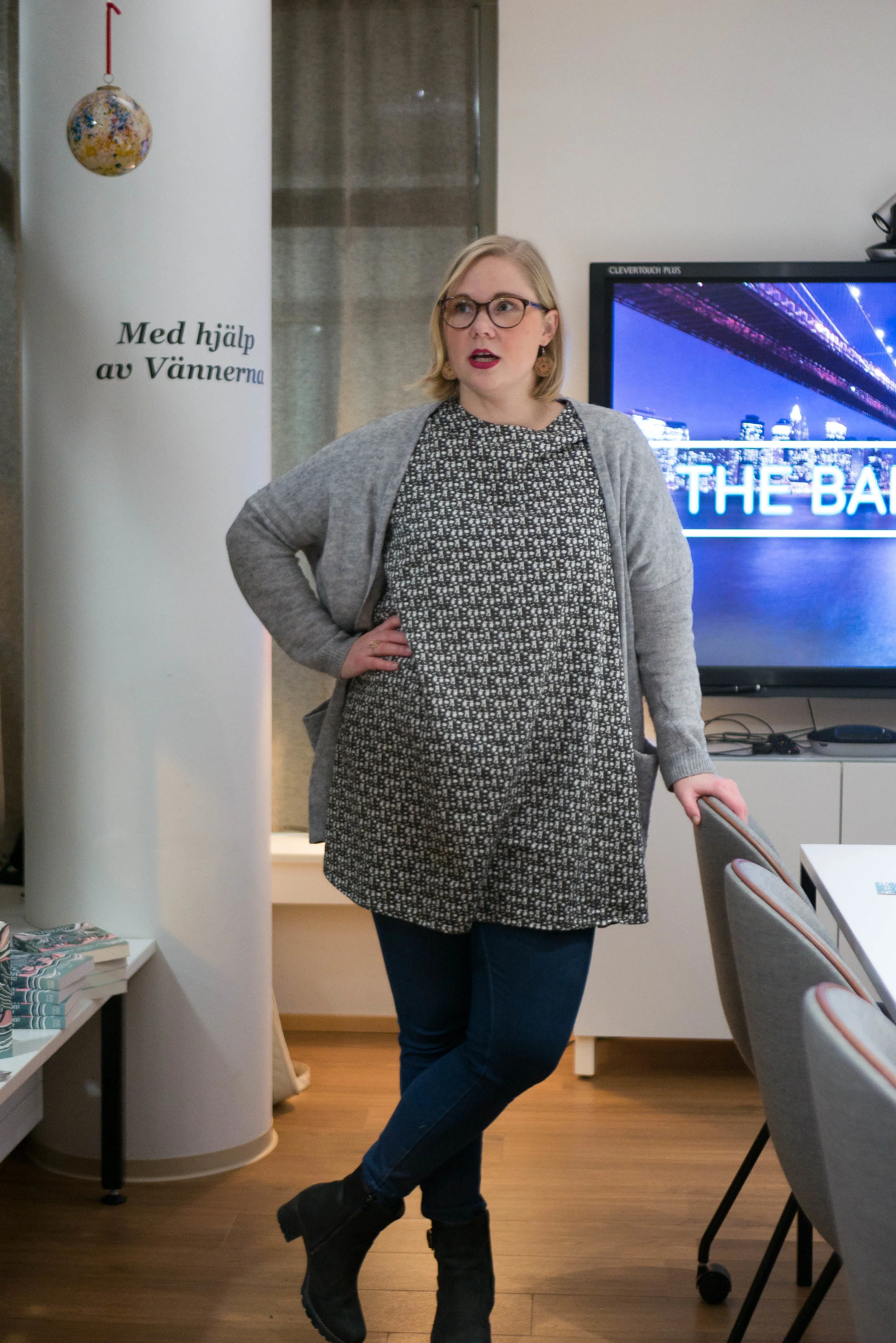 Bosslady. Fotot är så klart Jennifers! Bokhögen till vänster minskade också avsevärt, så glad över att många ville ha boken fastän det inte alls var det jag snackade om i går.